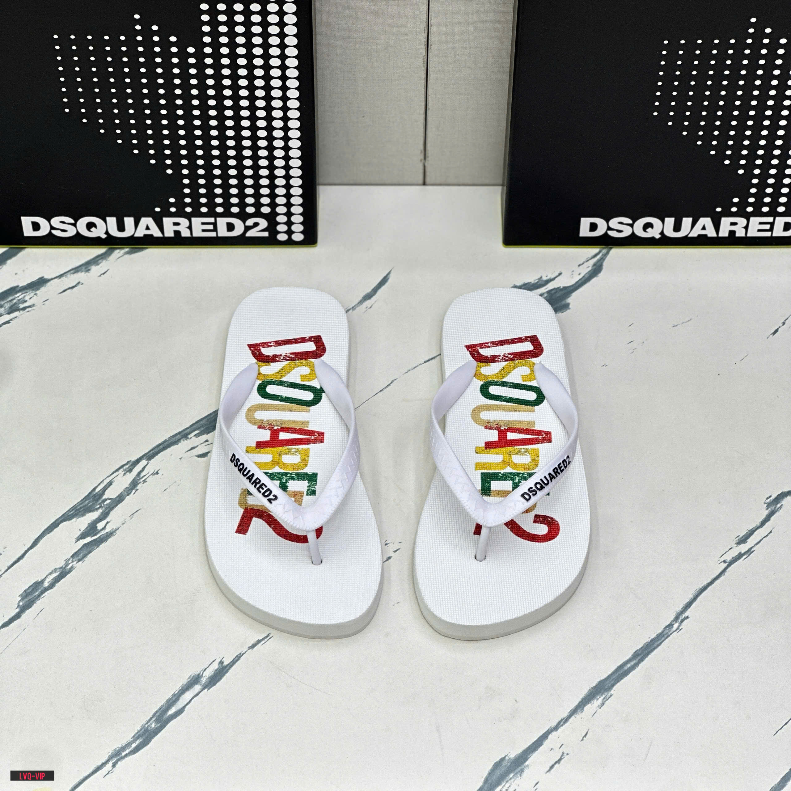 Dép tông, xỏ ngón Dsquared2 DSQ2 họa tiết chữ màu sắc Like Auth on web fullbox bill thẻ LVQ