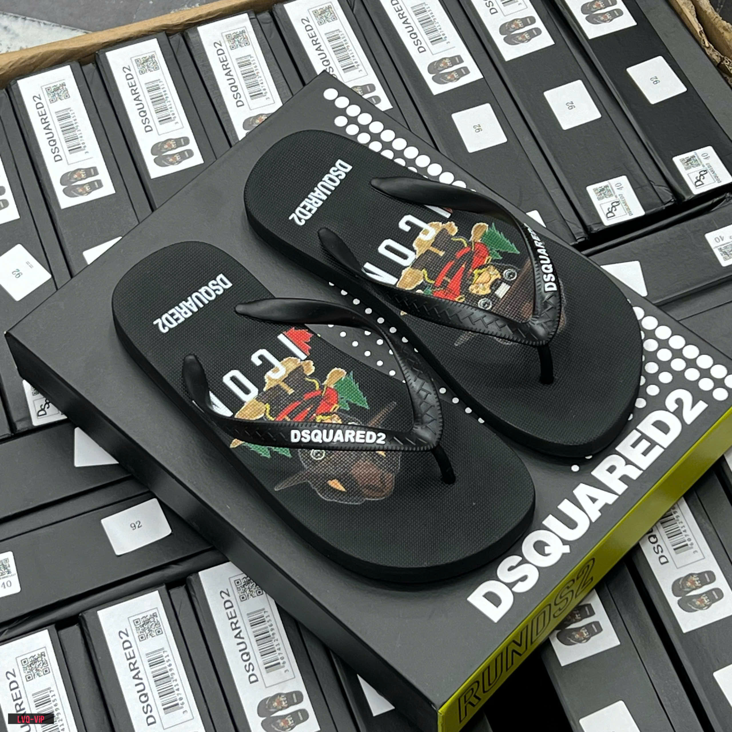 Dép tông, xỏ ngón Dsquared2 DSQ2 họa tiết Cún logo Icon Trắng Like Auth on web fullbox bill thẻ LVQ