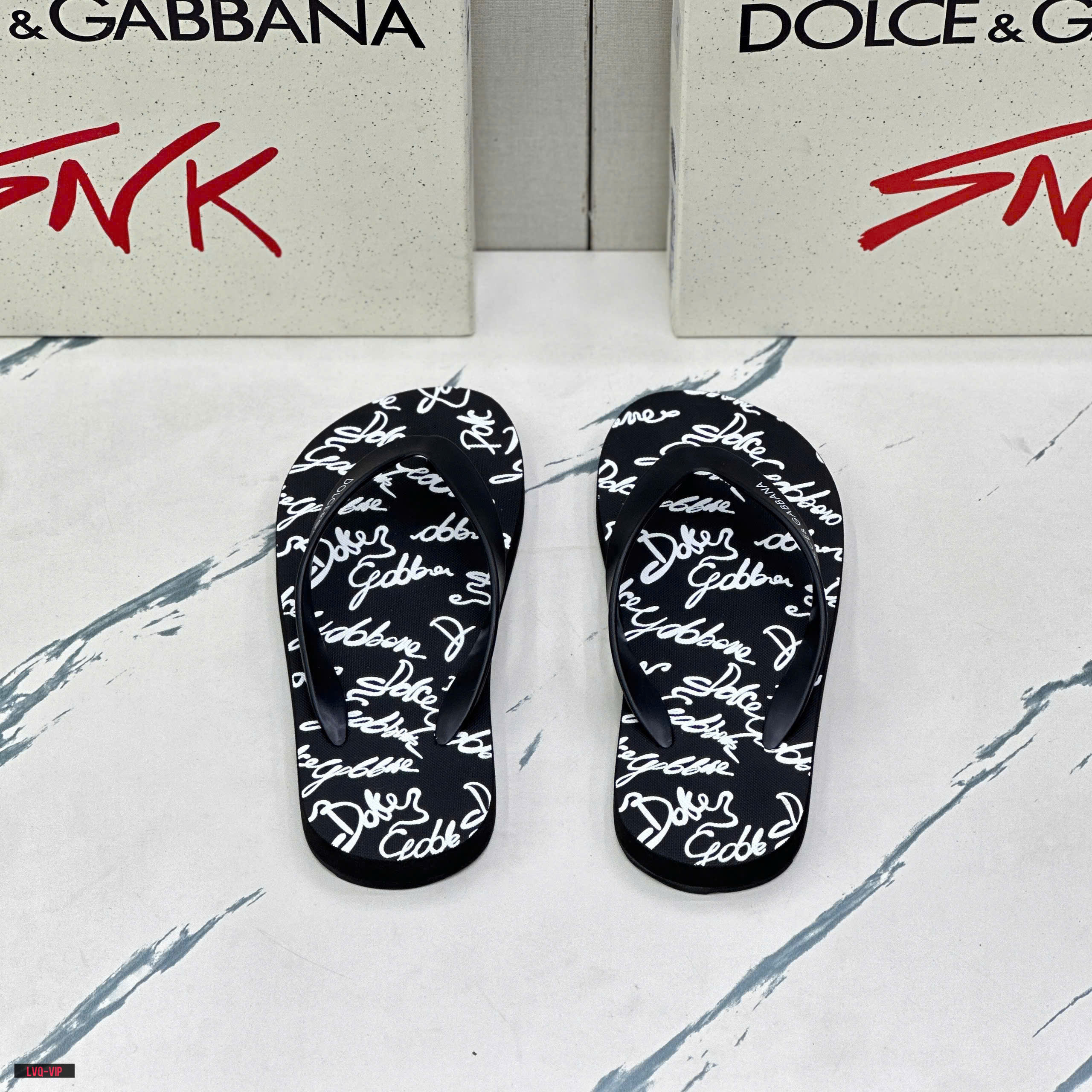 Dép tông, xỏ ngón Dolce Gabbana DG Đen họa tiết chữ ký Trắng Like Auth on web fullbox bill thẻ LVQ