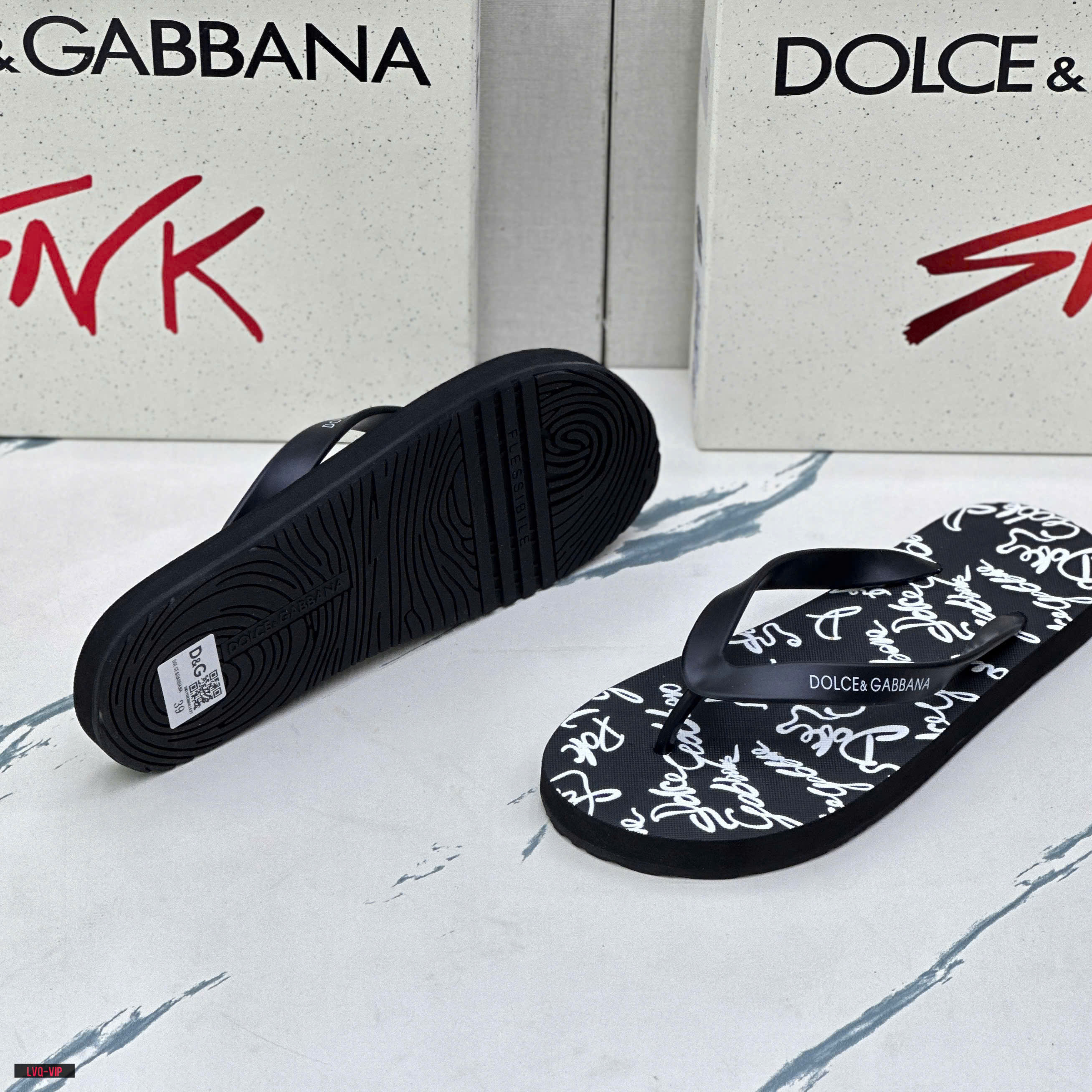 Dép tông, xỏ ngón Dolce Gabbana DG Đen họa tiết chữ ký Trắng Like Auth on web fullbox bill thẻ LVQ