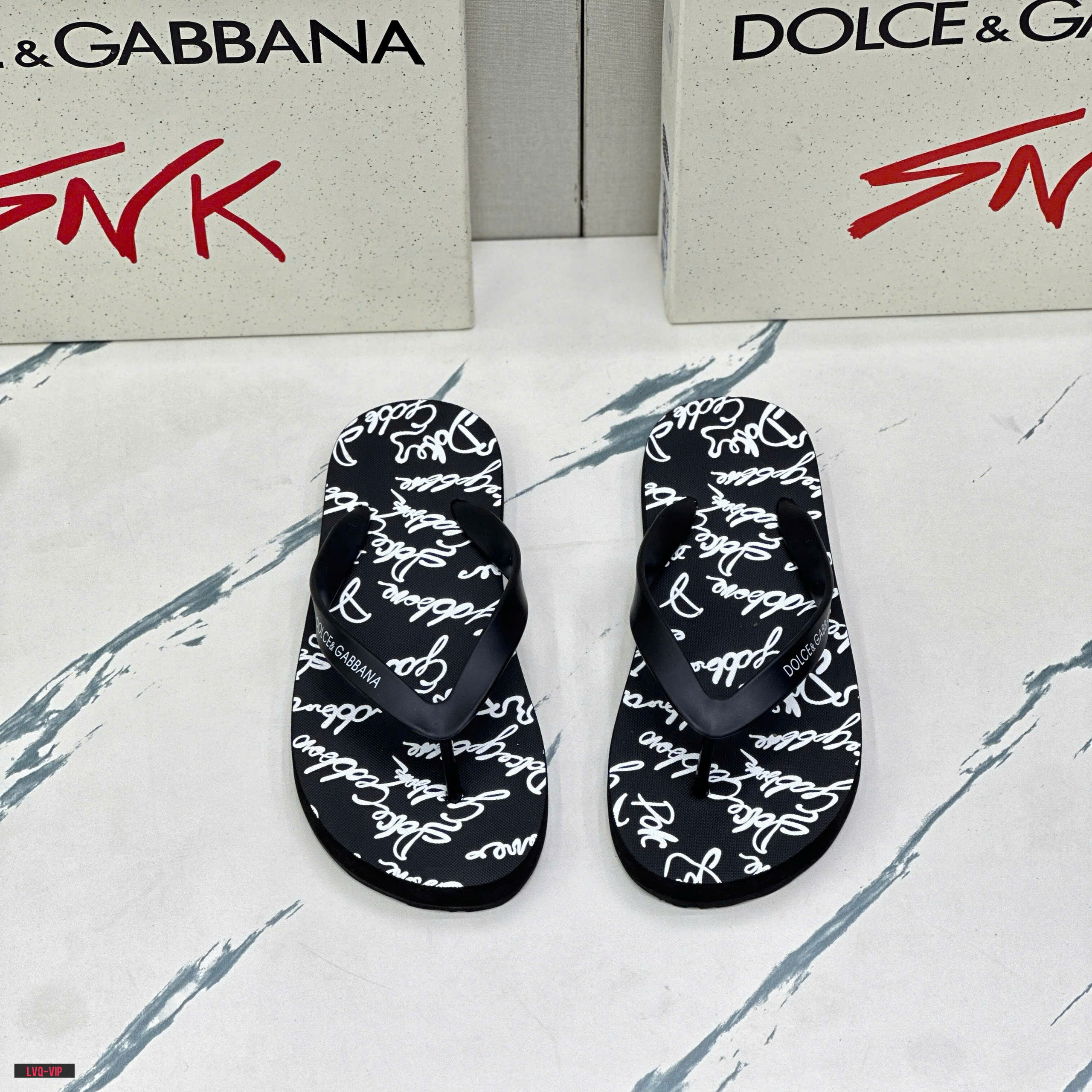 Dép tông, xỏ ngón Dolce Gabbana DG Đen họa tiết chữ ký Trắng Like Auth on web fullbox bill thẻ LVQ