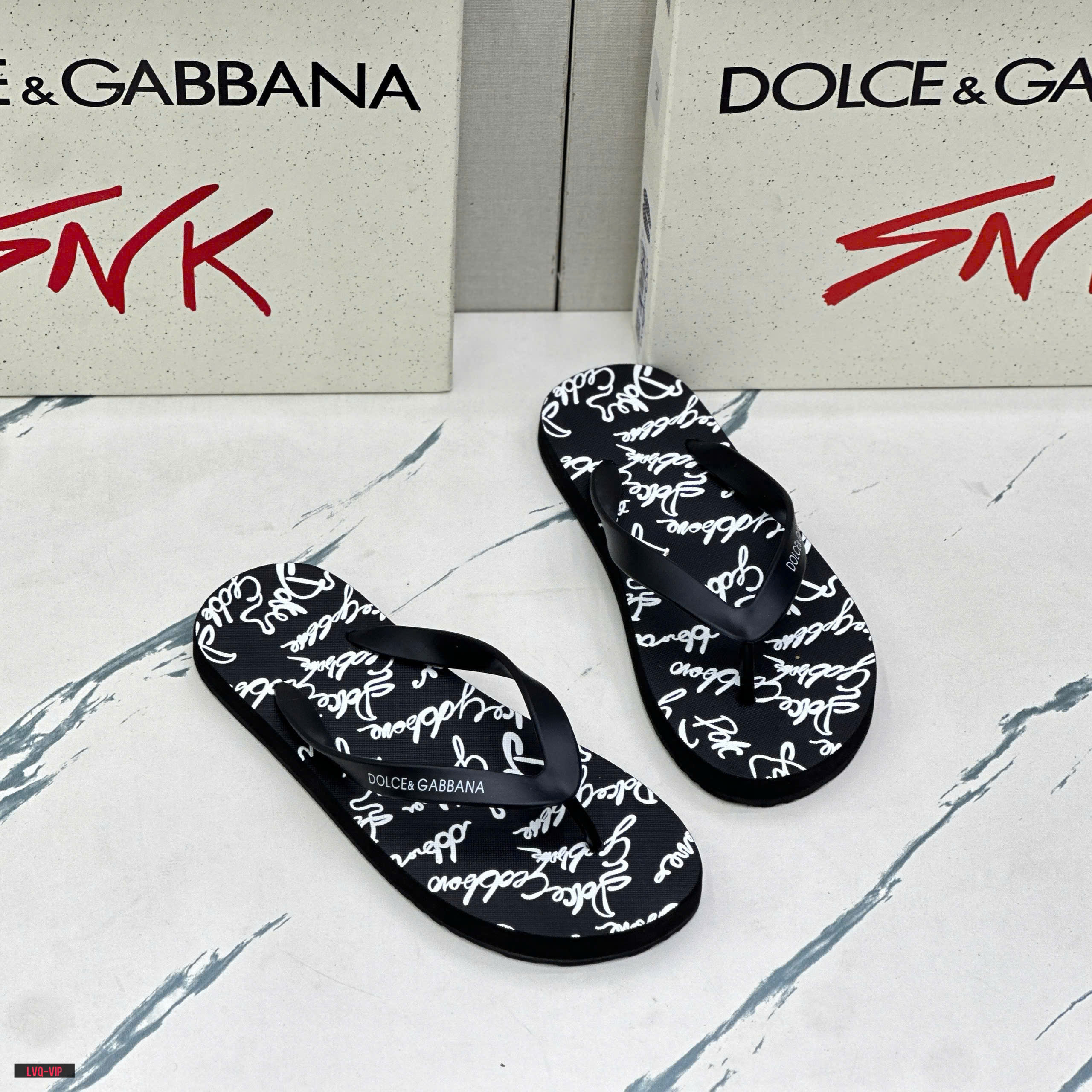 Dép tông, xỏ ngón Dolce Gabbana DG Đen họa tiết chữ ký Trắng Like Auth on web fullbox bill thẻ LVQ