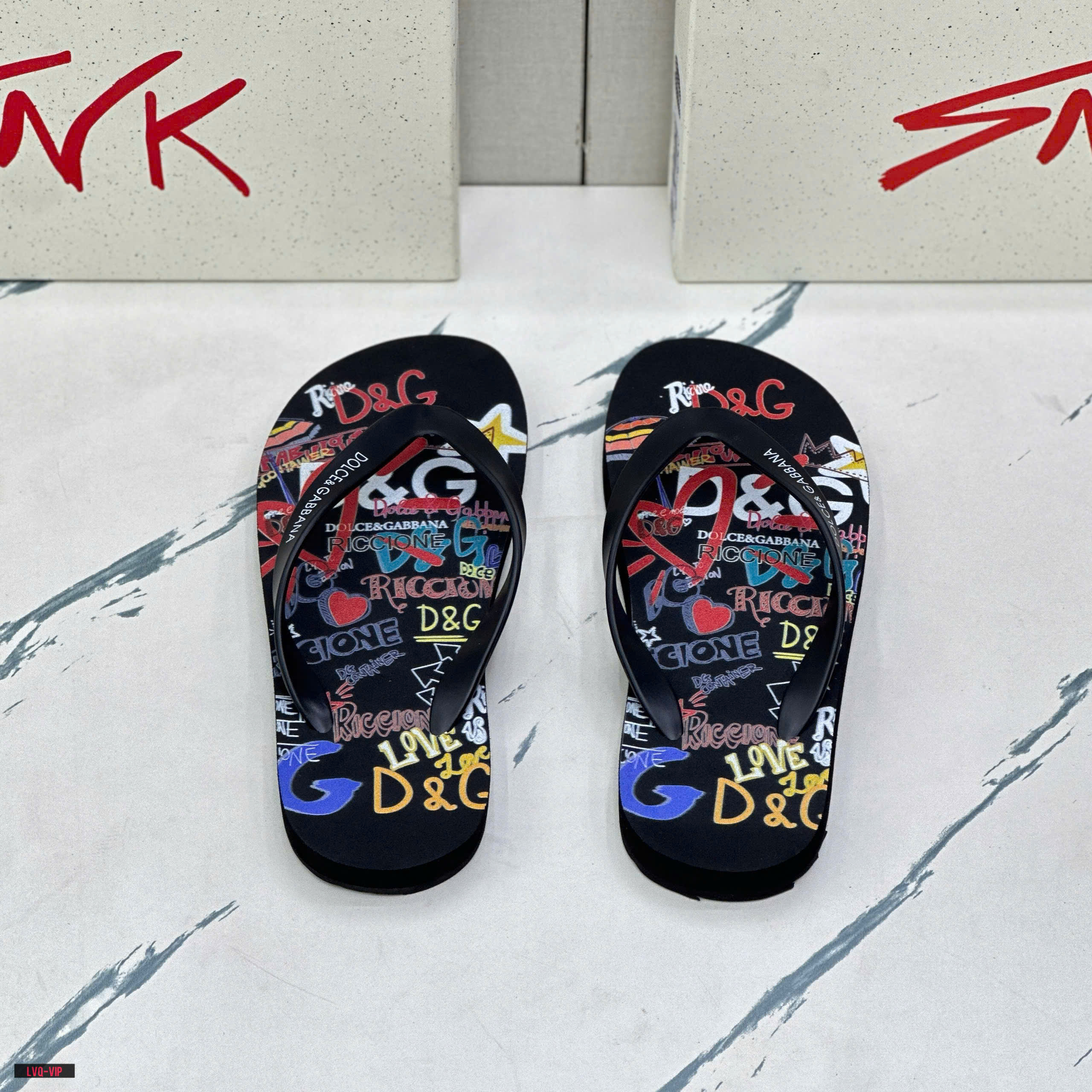 Dép tông, xỏ ngón Dolce Gabbana DG Đen họa tiết chữ màu sắc Like Auth on web fullbox bill thẻ LVQ