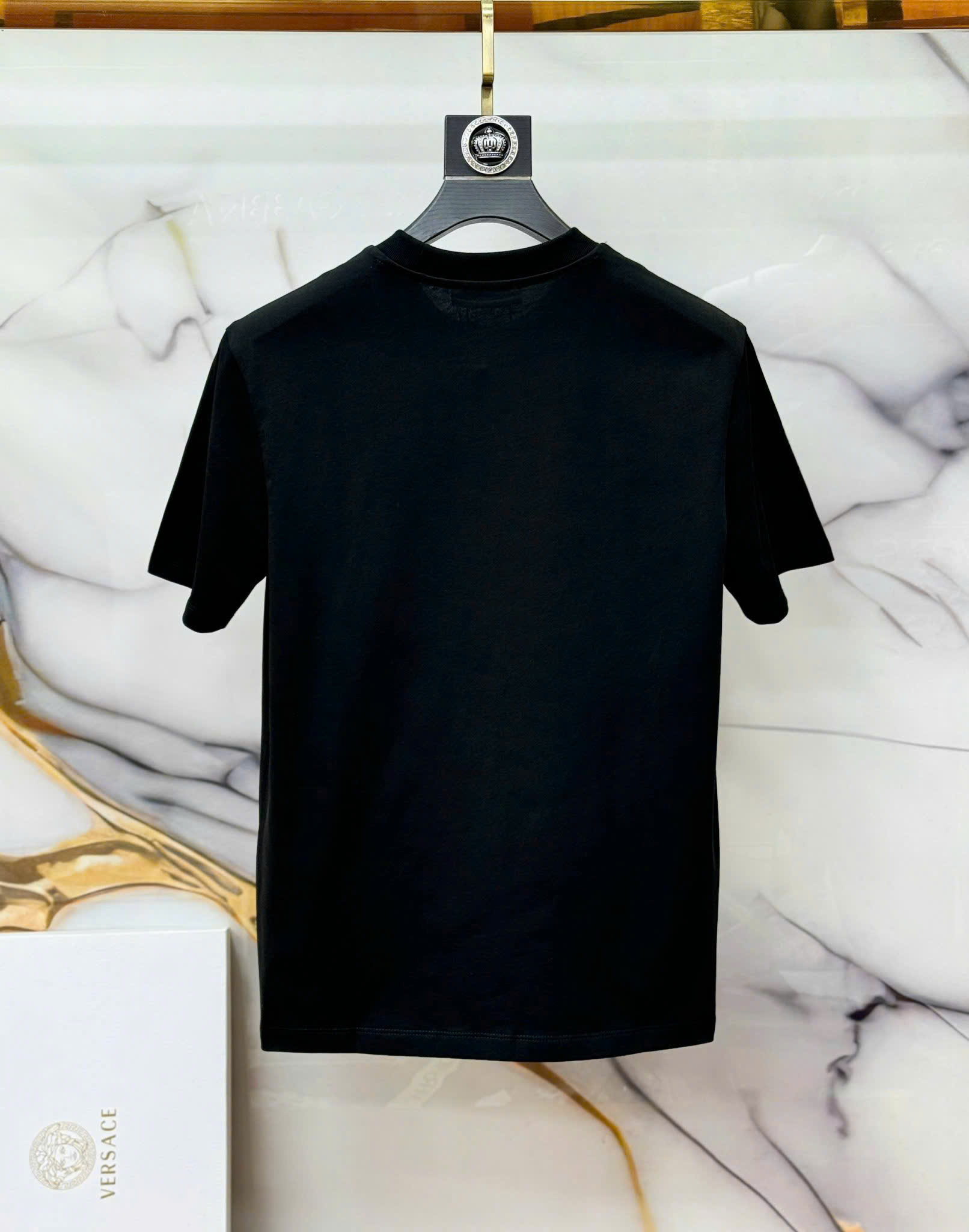 Áo phông T-shirt Versace VS Đen họa tiết chữ khung hoa văn Vàng Like Auth on web MK