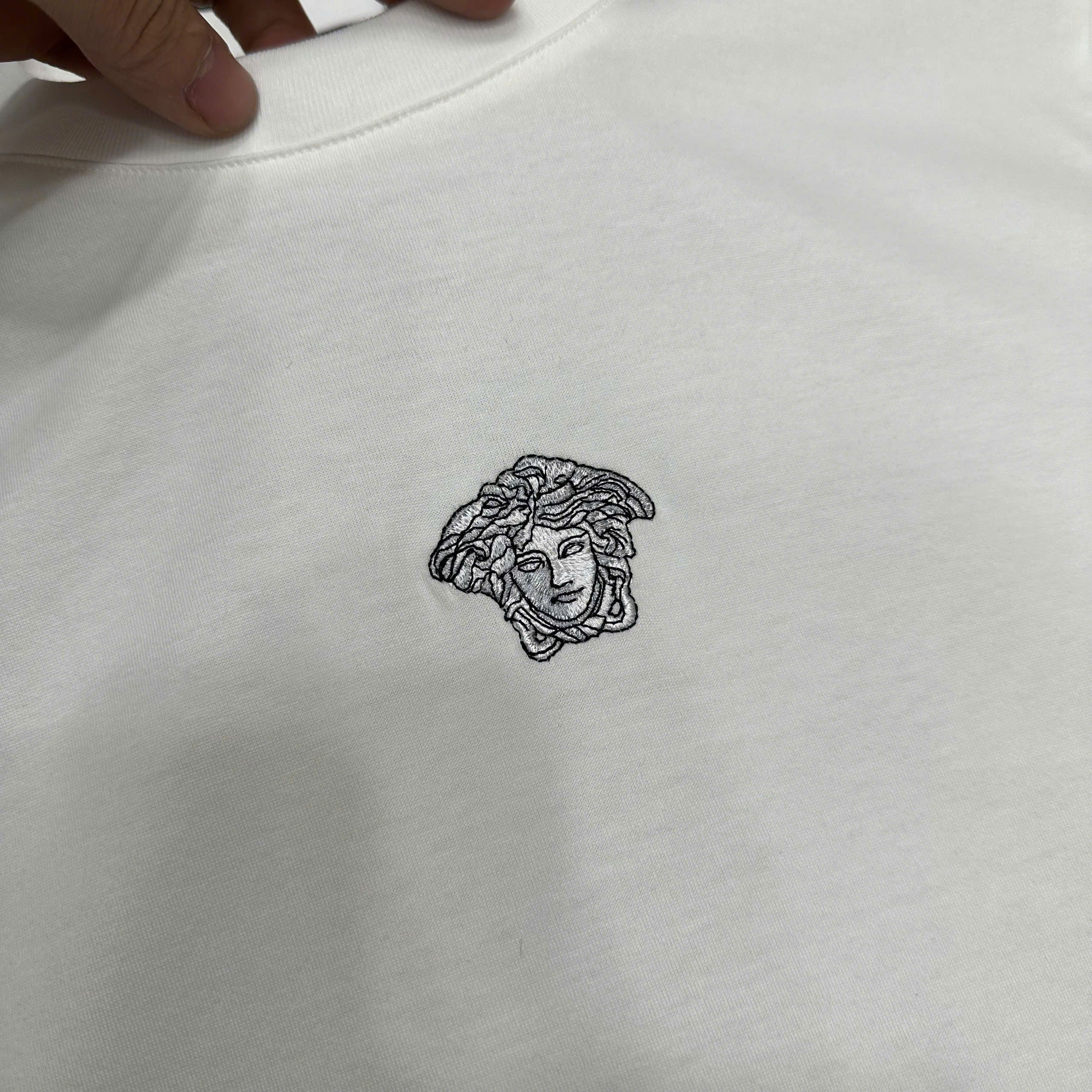 Áo phông T-shirt Versace trơn basic logo mặt quỷ Medusa thêu ngực Like Auth on web MK