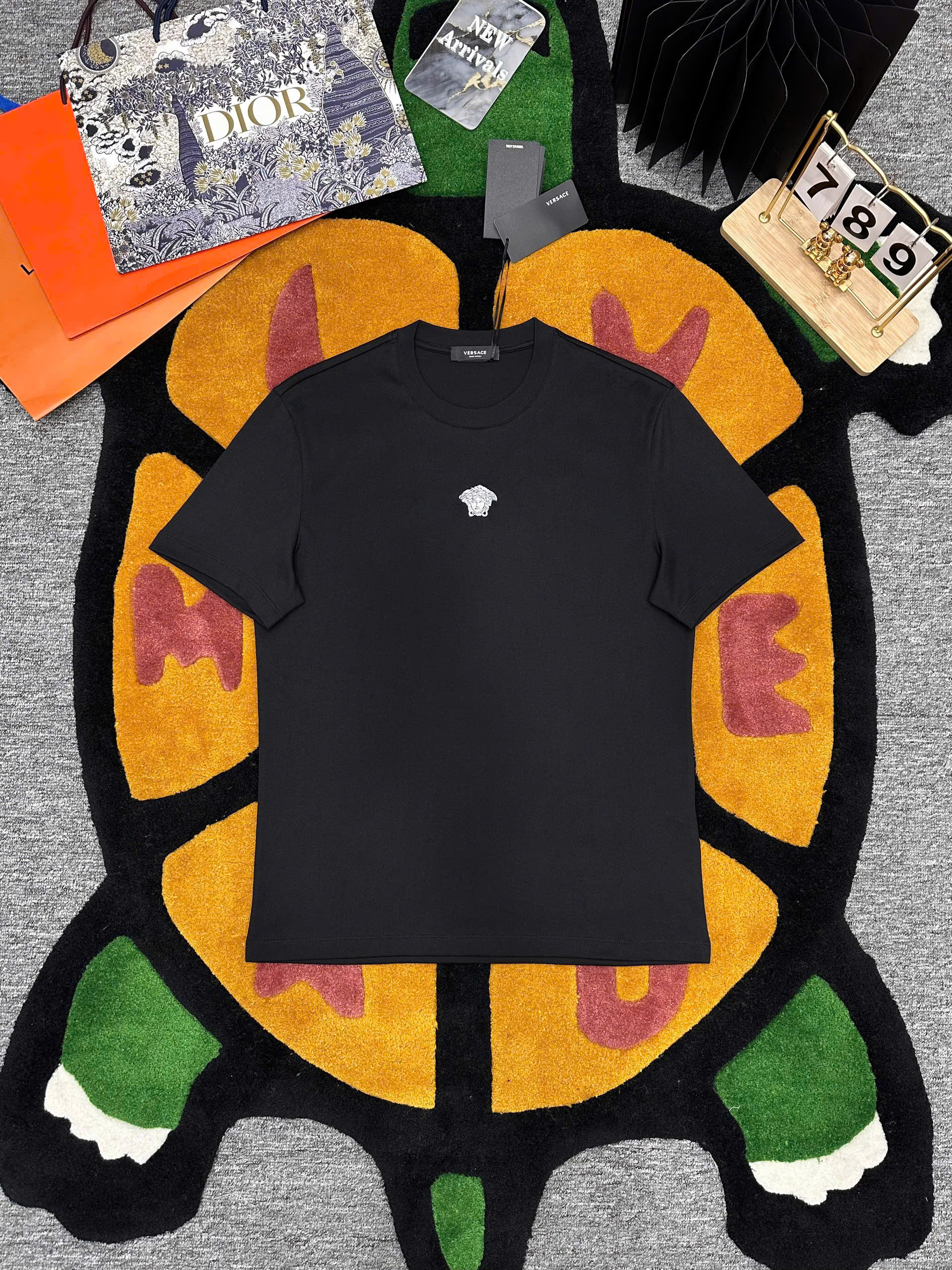 Áo phông T-shirt Versace trơn basic logo mặt quỷ Medusa thêu ngực Like Auth on web MK