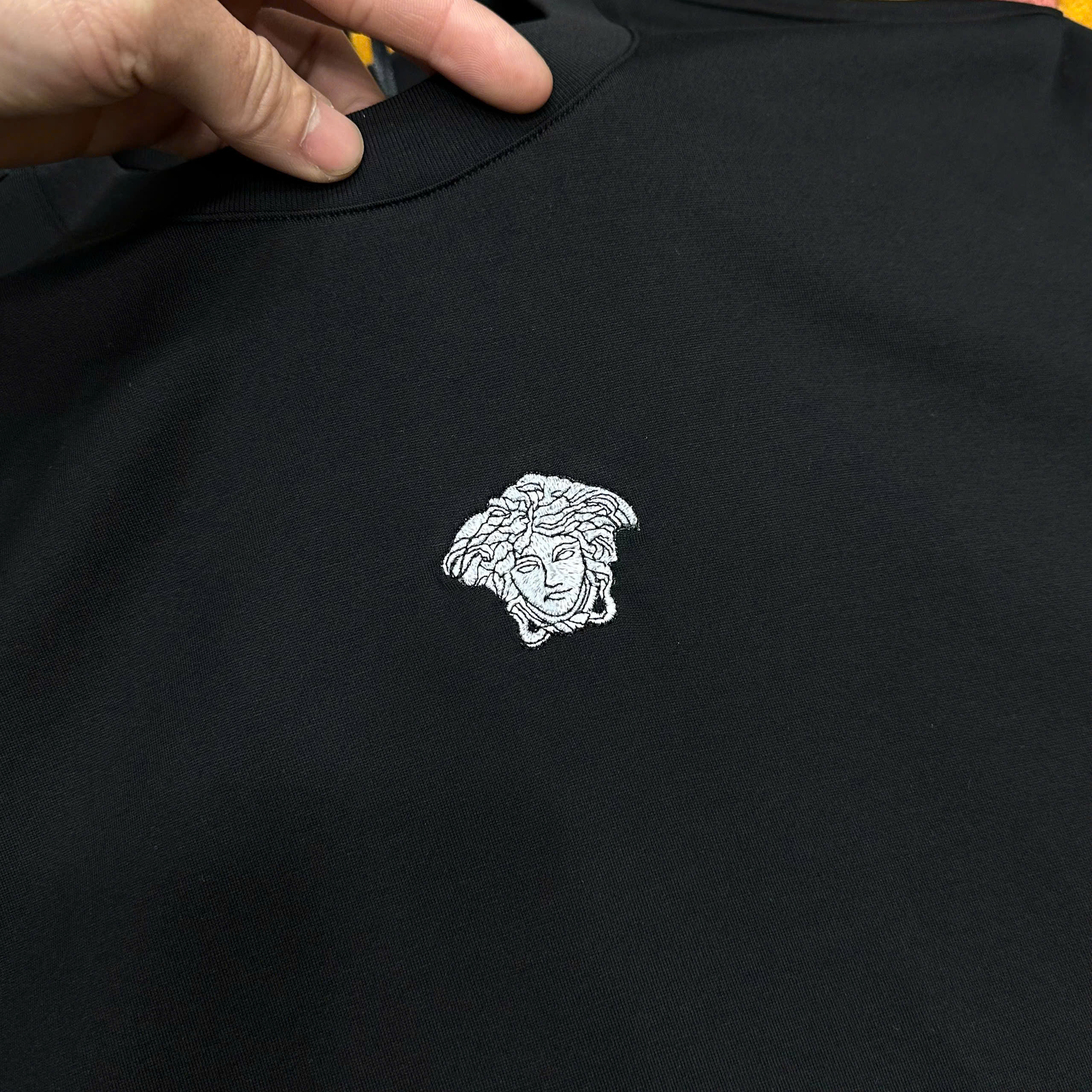 Áo phông T-shirt Versace trơn basic logo mặt quỷ Medusa thêu ngực Like Auth on web MK