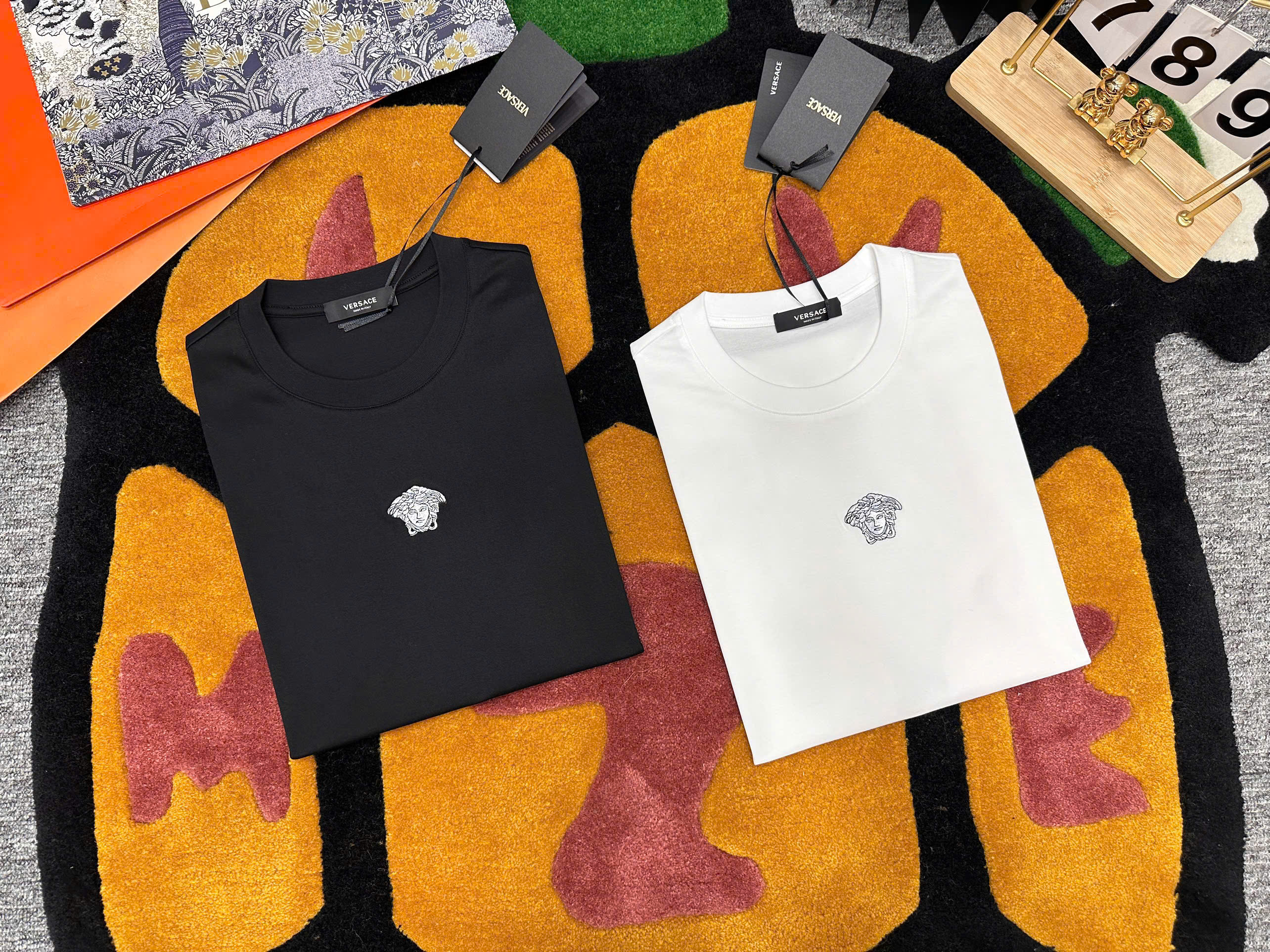 Áo phông T-shirt Versace trơn basic logo mặt quỷ Medusa thêu ngực Like Auth on web MK
