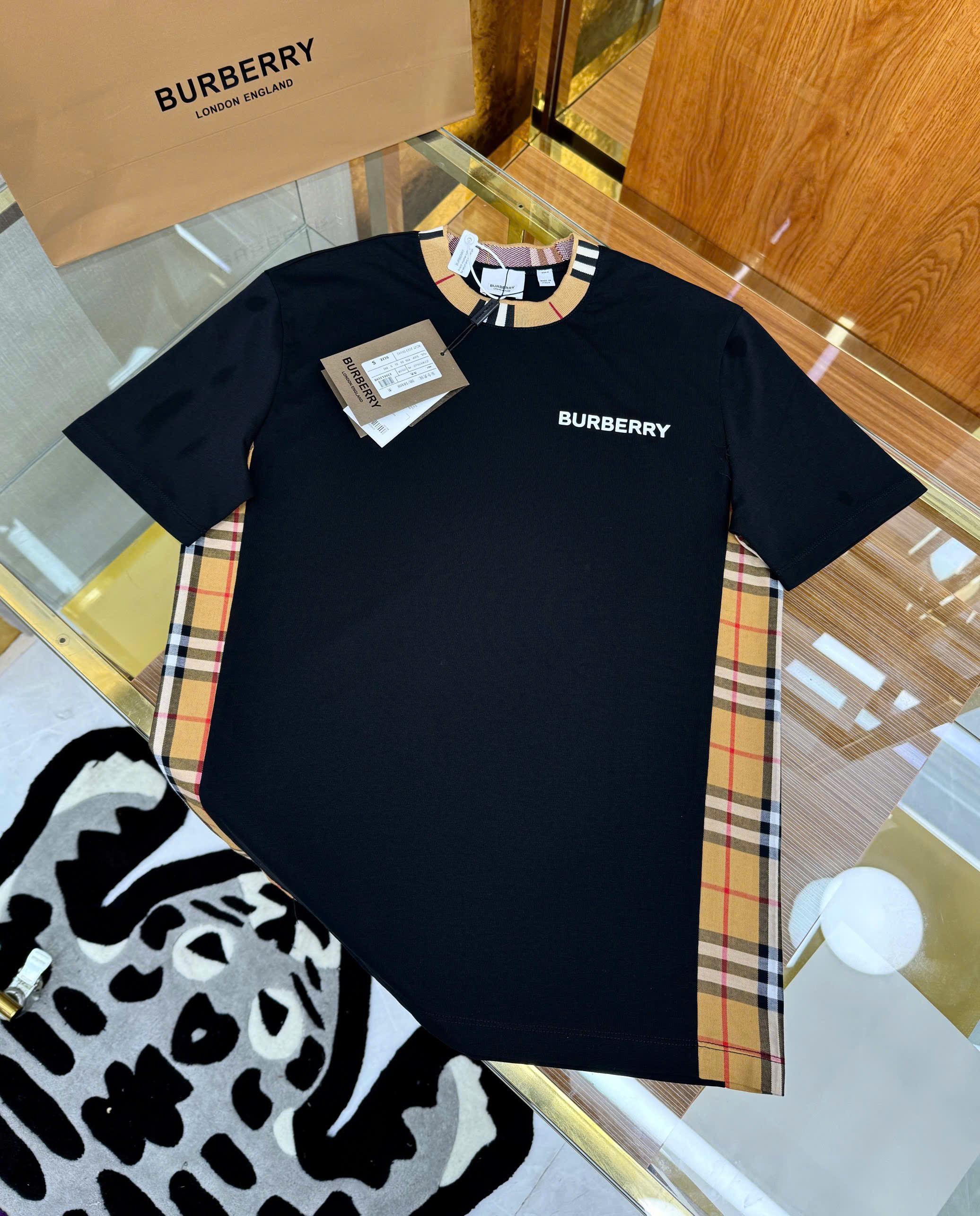 Áo phông T-shirt Burberry BBR logo chữ ngực phối kẻ sọc cổ sườn Like Auth on web CD