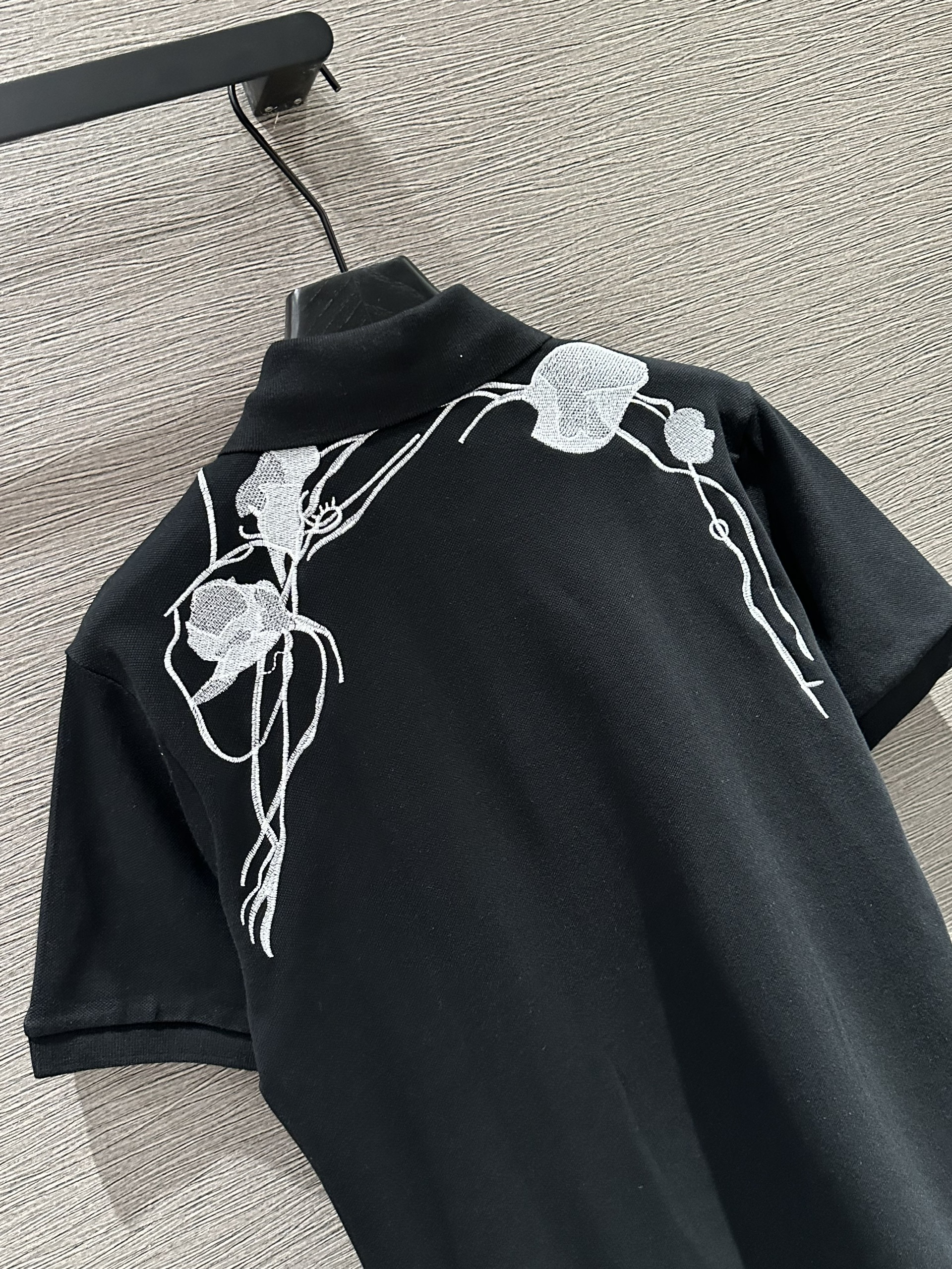Áo polo McQueen MC họa thêu vai Like Auth 1-1 on web VTN