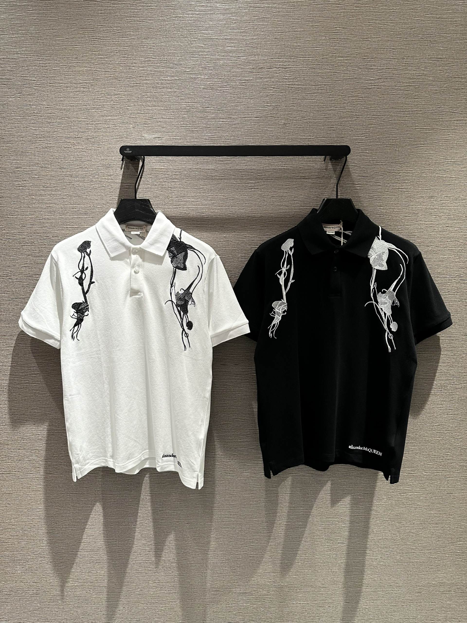 Áo polo McQueen MC họa thêu vai Like Auth 1-1 on web VTN