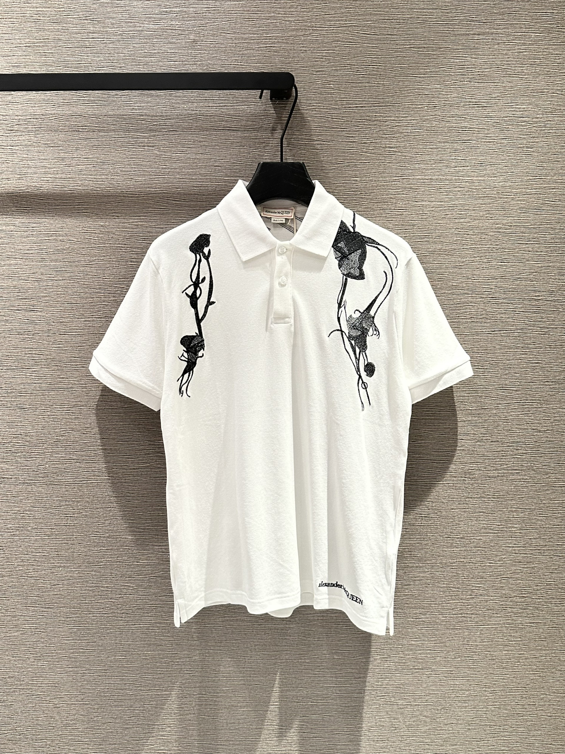 Áo polo McQueen MC họa thêu vai Like Auth 1-1 on web VTN