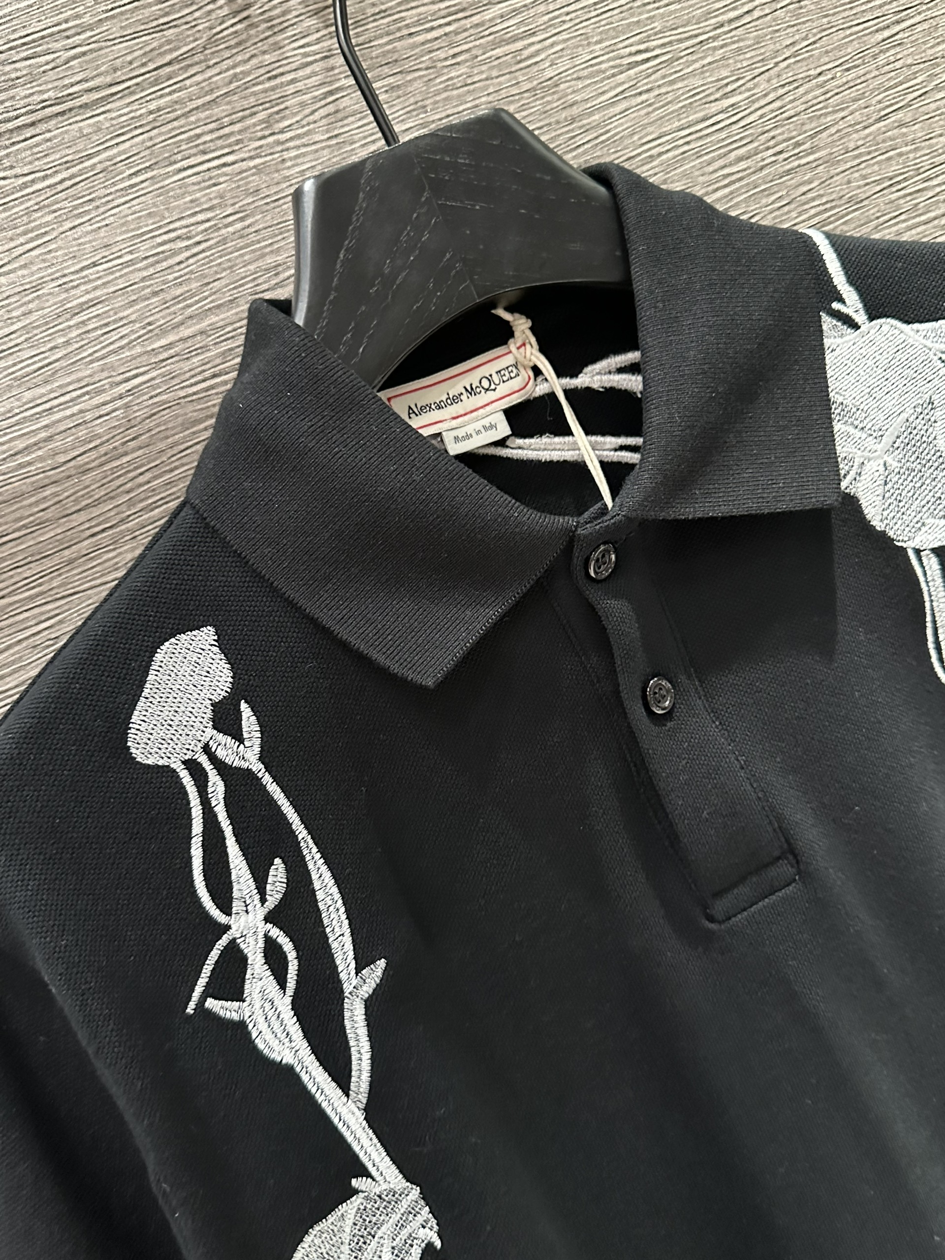 Áo polo McQueen MC họa thêu vai Like Auth 1-1 on web VTN