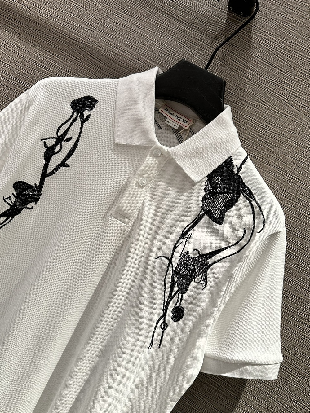 Áo polo McQueen MC họa thêu vai Like Auth 1-1 on web VTN