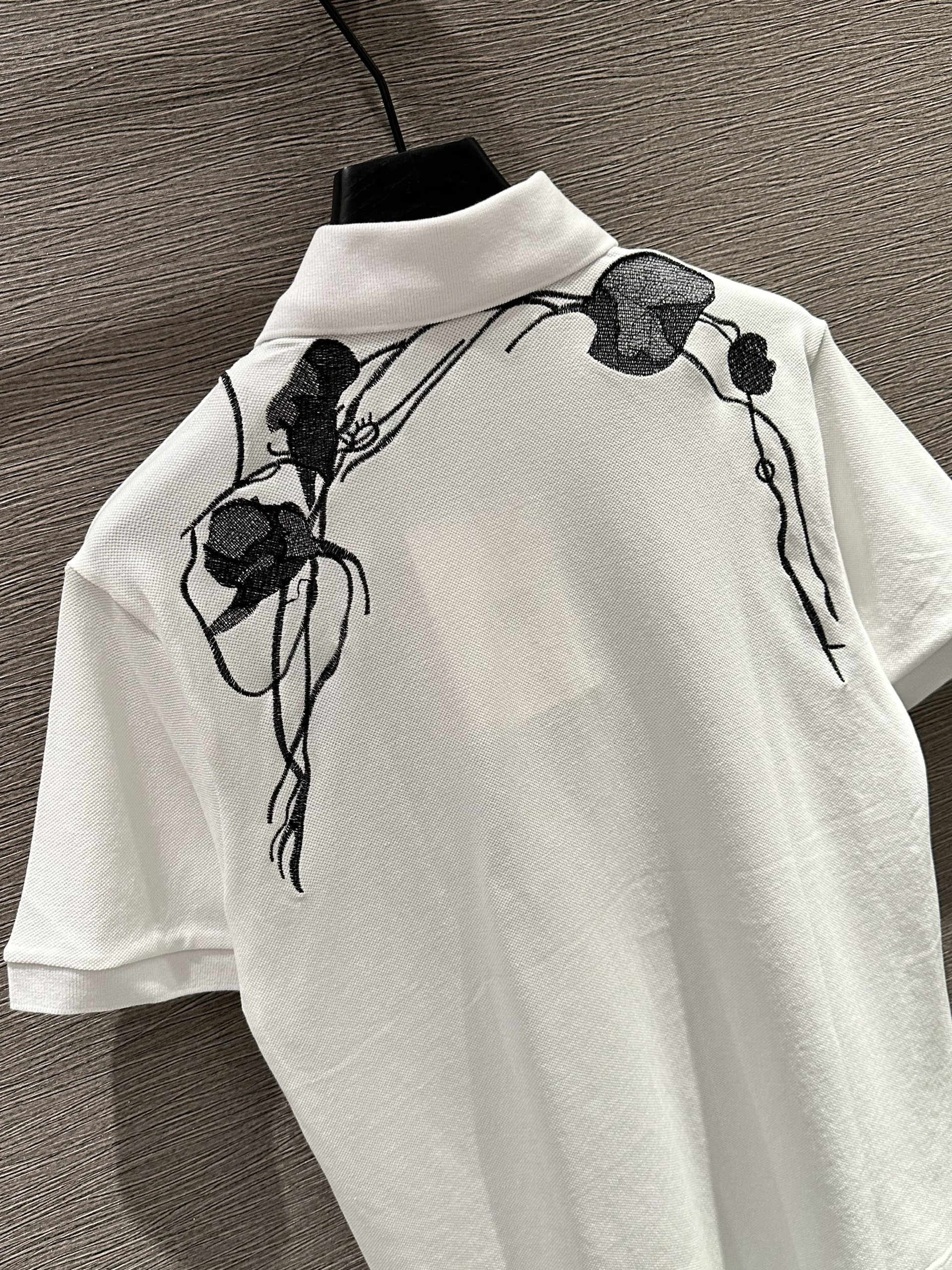 Áo polo McQueen MC họa thêu vai Like Auth 1-1 on web VTN