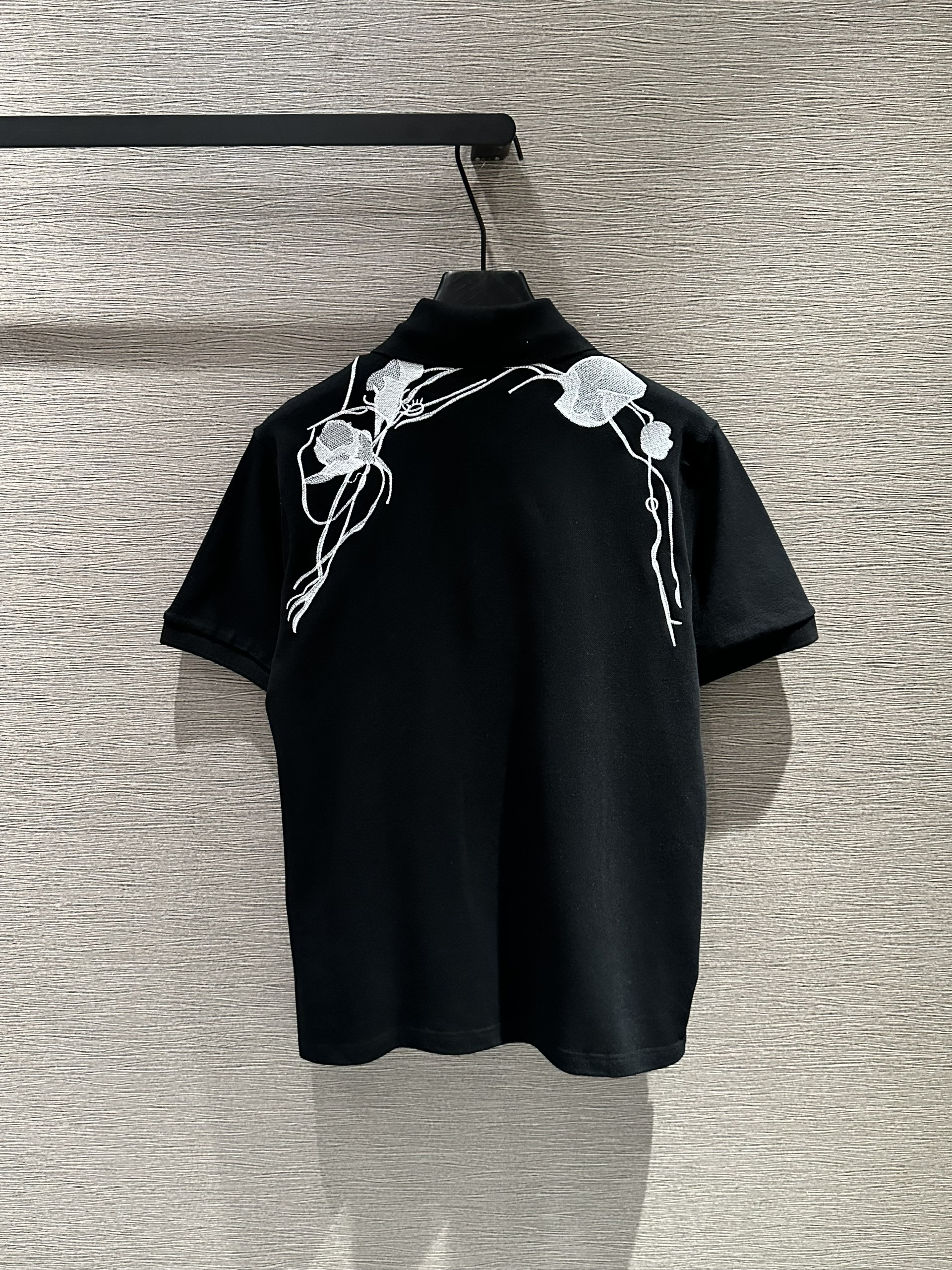 Áo polo McQueen MC họa thêu vai Like Auth 1-1 on web VTN