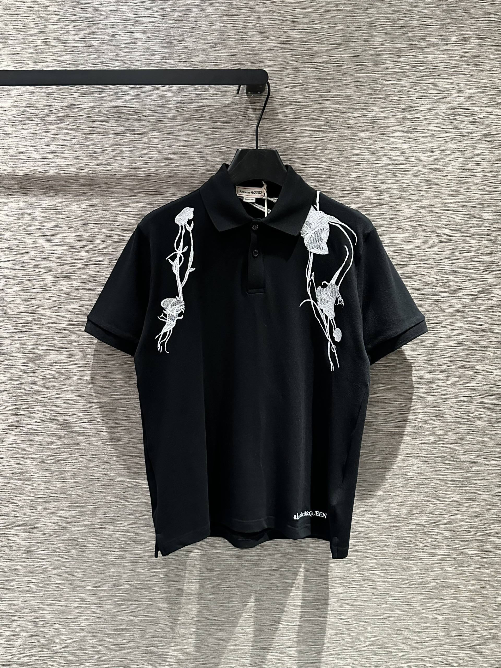 Áo polo McQueen MC họa thêu vai Like Auth 1-1 on web VTN