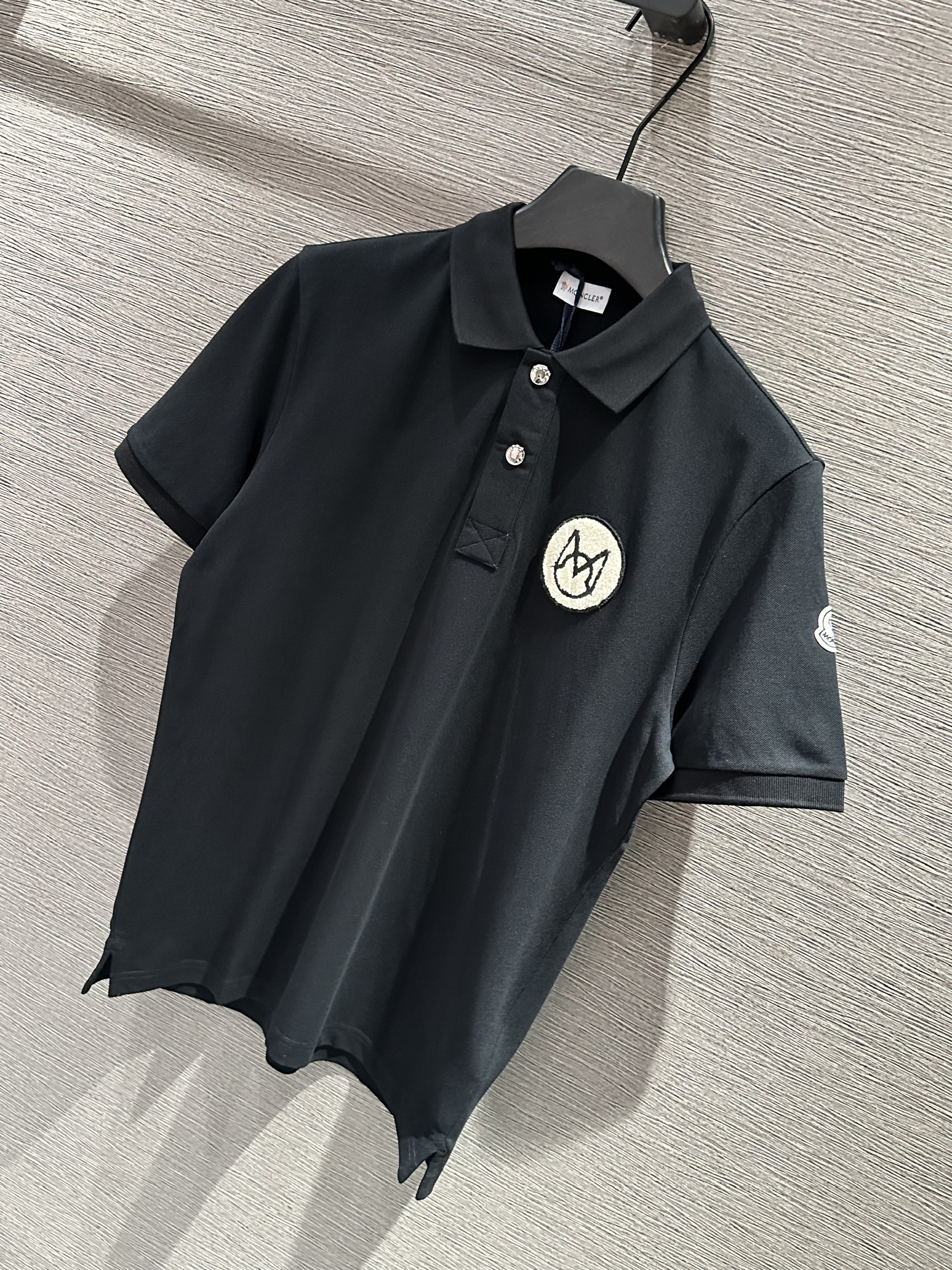 Áo polo Moncler M logo lông xù  thêu ngực Like Auth 1-1 on web VTN