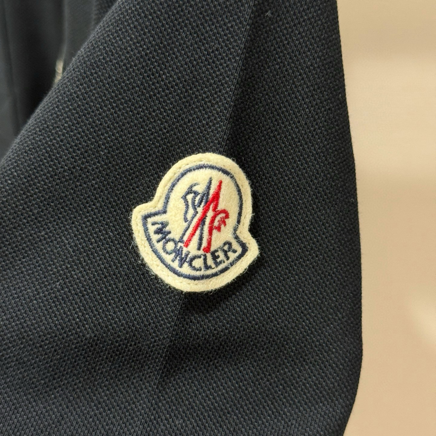 Áo polo Moncler M logo lông xù  thêu ngực Like Auth 1-1 on web VTN