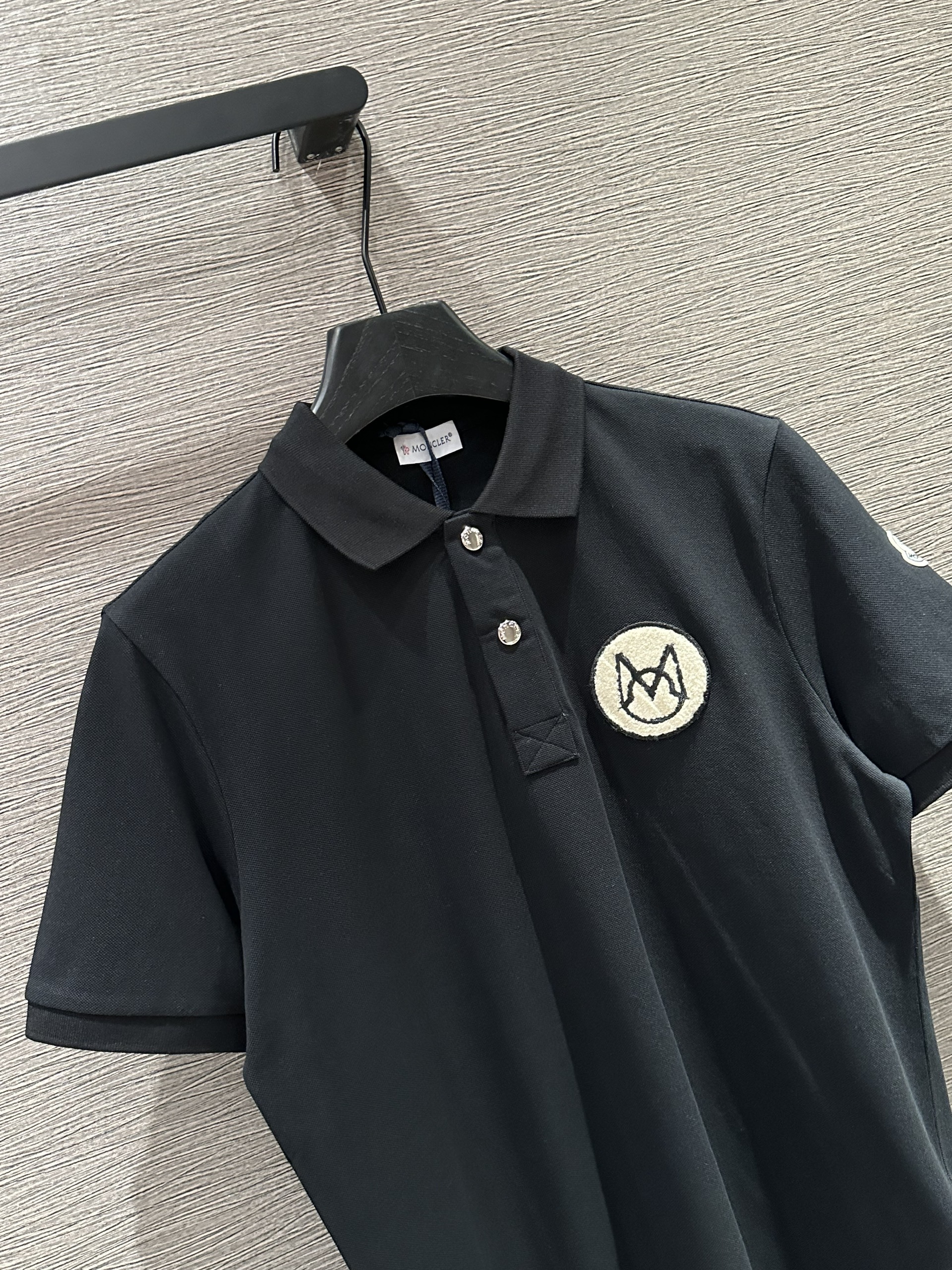 Áo polo Moncler M logo lông xù  thêu ngực Like Auth 1-1 on web VTN