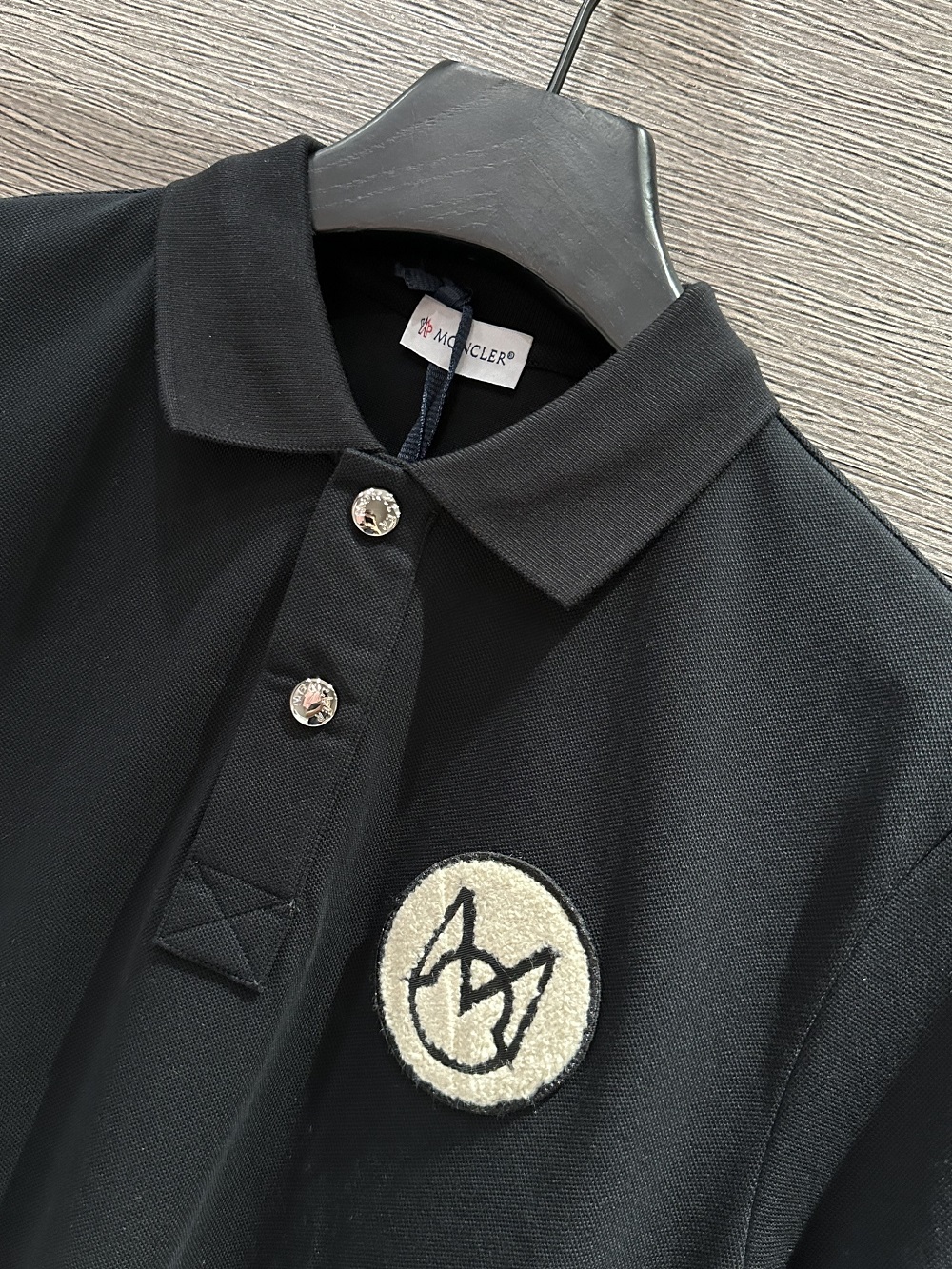 Áo polo Moncler M logo lông xù  thêu ngực Like Auth 1-1 on web VTN
