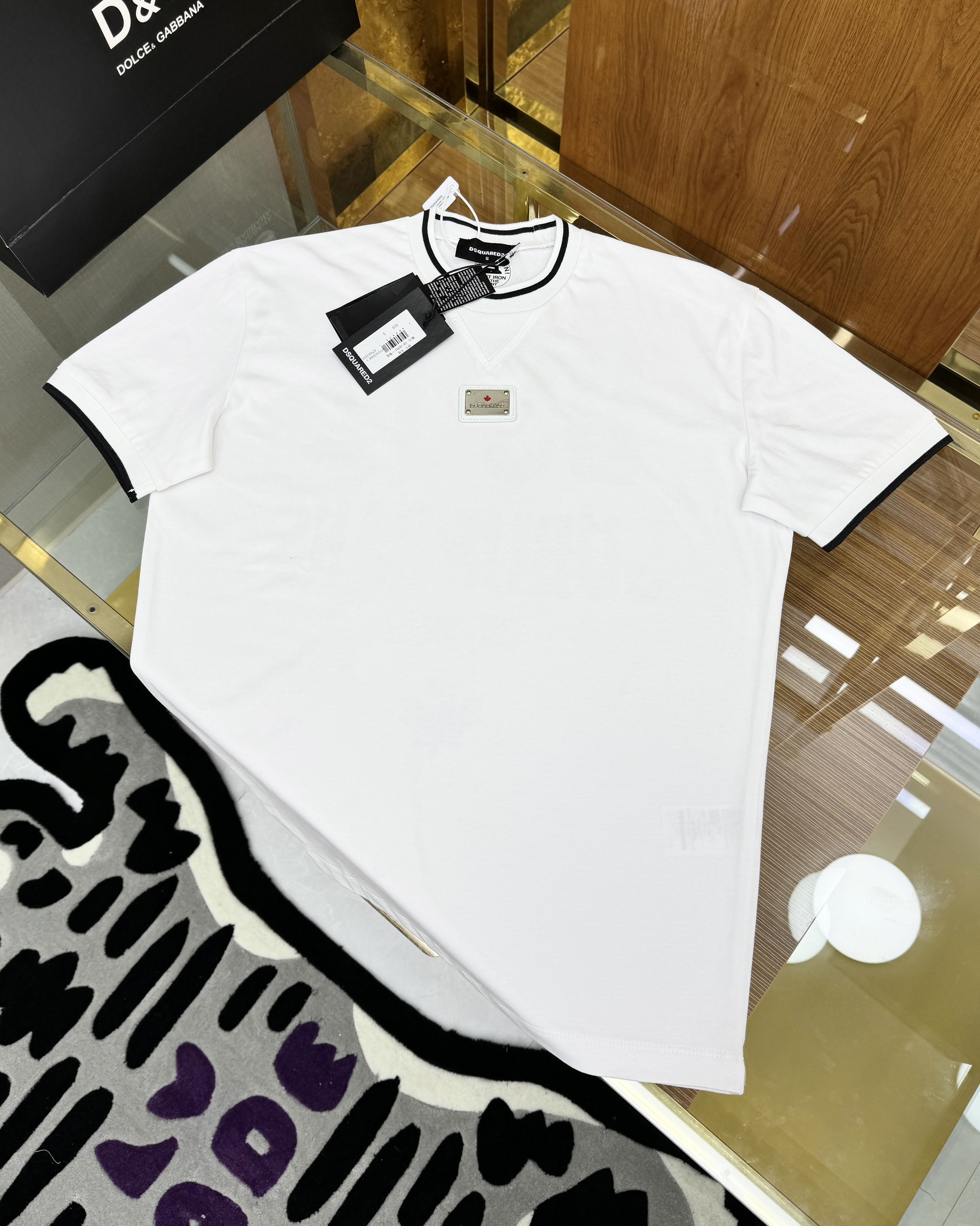Áo phông T-shirt Dsquared2 DSQ2 logo tag vuông cổ họa tiết chữ lưng Like Auth on web CD