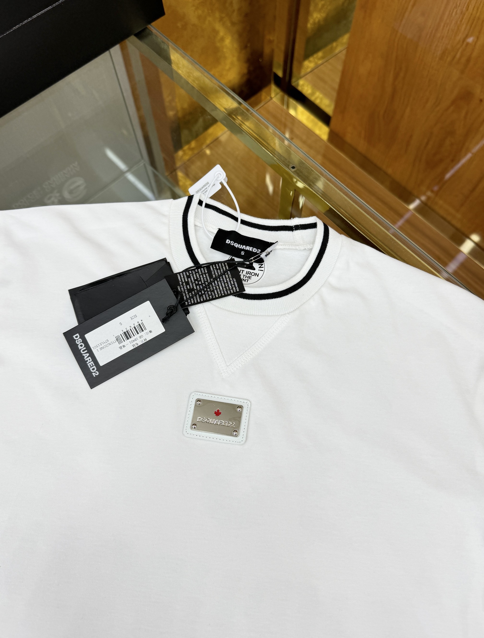 Áo phông T-shirt Dsquared2 DSQ2 logo tag vuông cổ họa tiết chữ lưng Like Auth on web CD