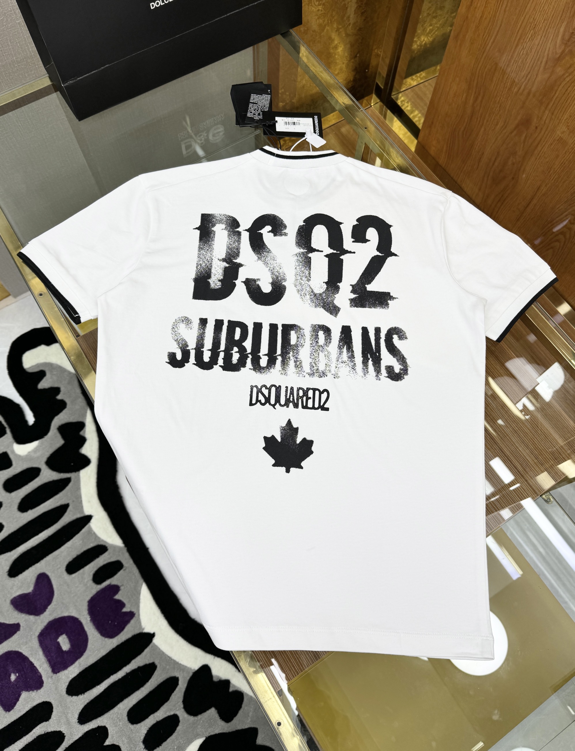 Áo phông T-shirt Dsquared2 DSQ2 logo tag vuông cổ họa tiết chữ lưng Like Auth on web CD