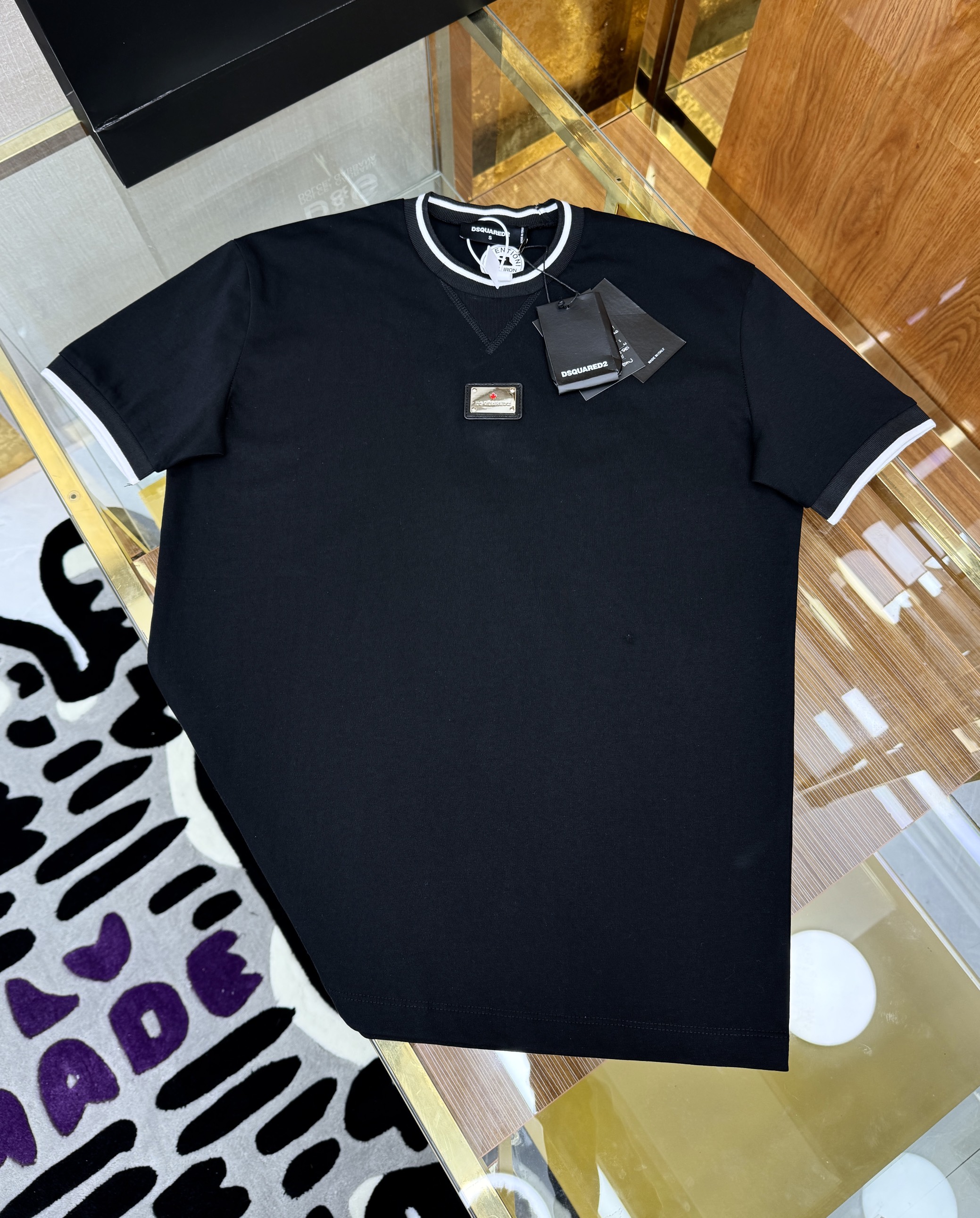 Áo phông T-shirt Dsquared2 DSQ2 logo tag vuông cổ họa tiết chữ lưng Like Auth on web CD