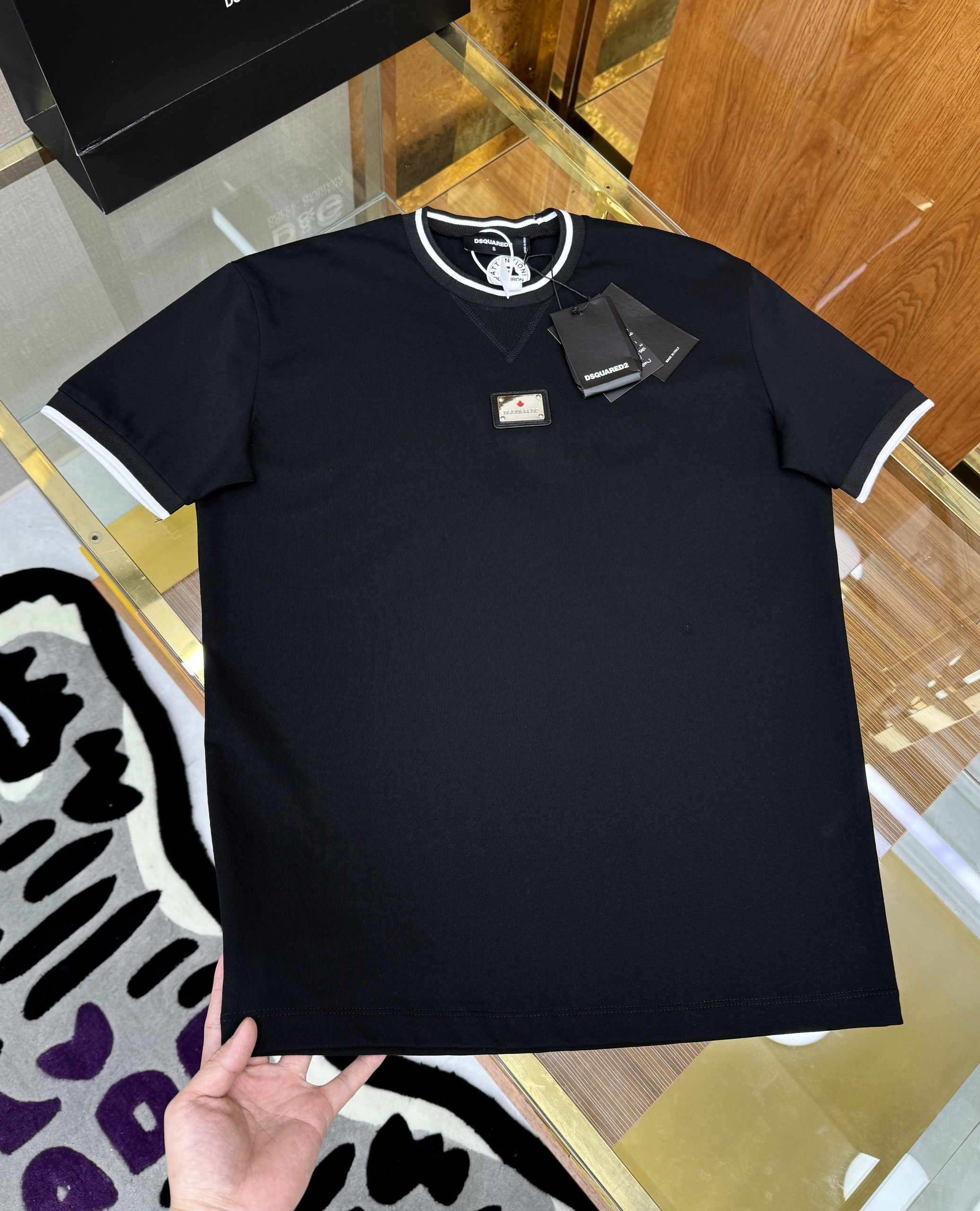 Áo phông T-shirt Dsquared2 DSQ2 logo tag vuông cổ họa tiết chữ lưng Like Auth on web CD