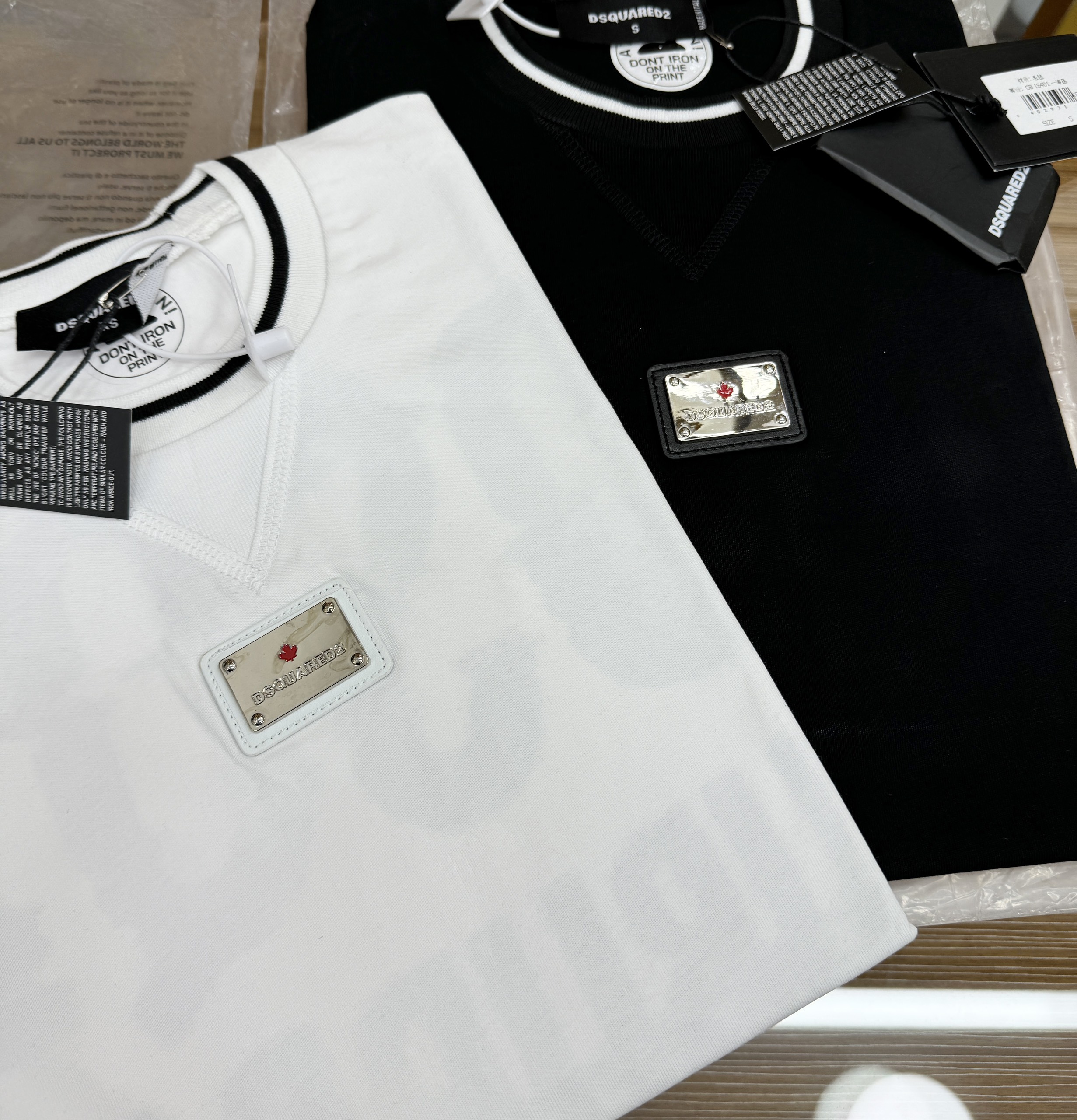 Áo phông T-shirt Dsquared2 DSQ2 logo tag vuông cổ họa tiết chữ lưng Like Auth on web CD