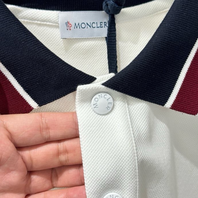 Áo polo Moncler M logo thêu tay phối kẻ sọc Đỏ Like Auth 1-1 on web VTN