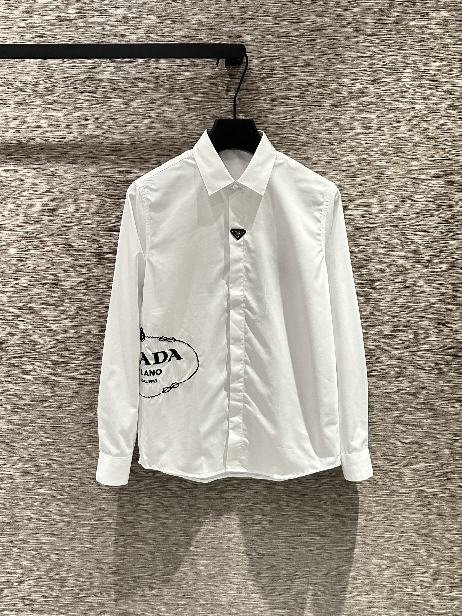 Áo sơ mi dài tay Prada P Trắng logo chữ tròn Đen thêu bụng eo Like Auth on web VTN