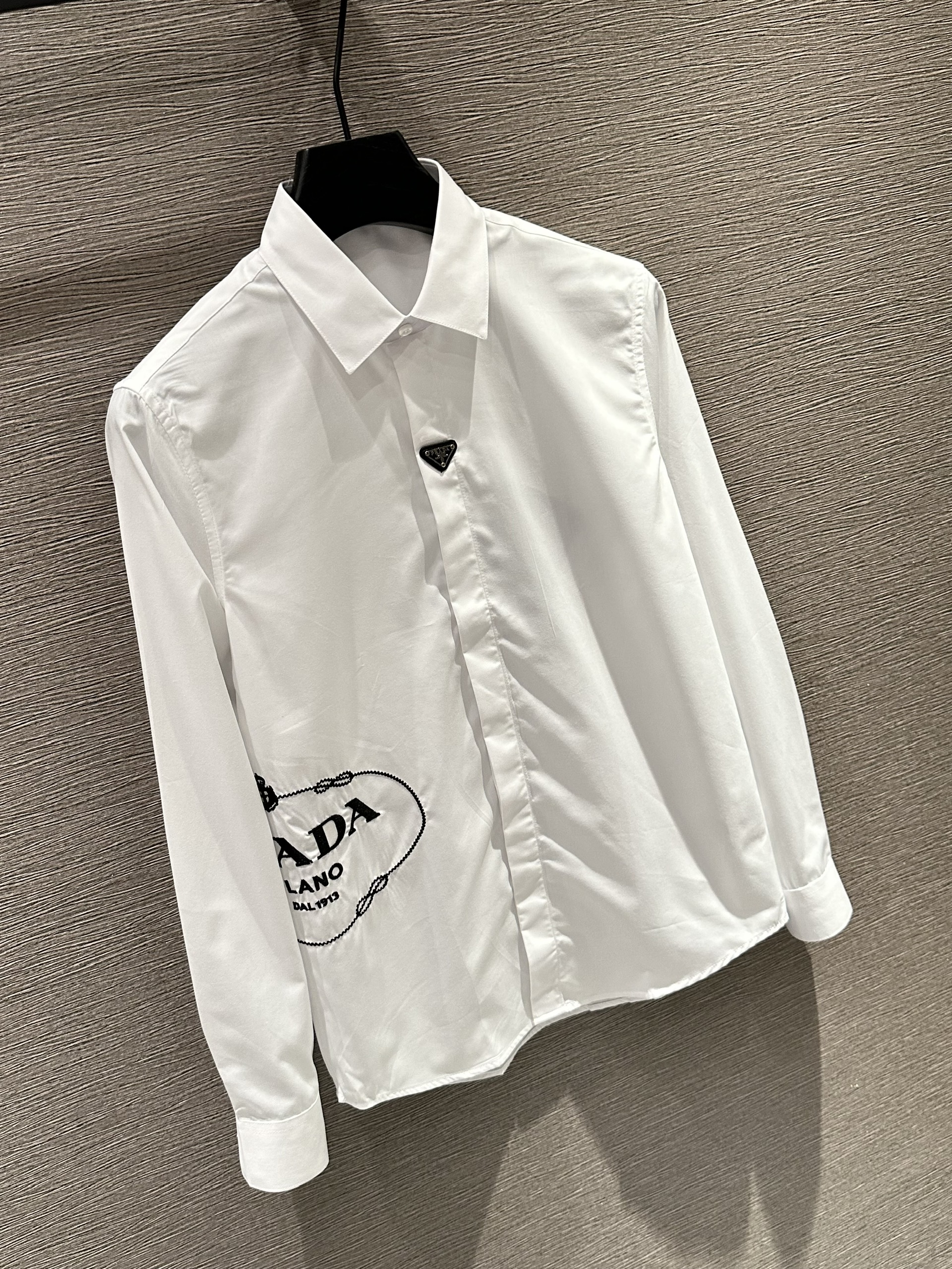 Áo sơ mi dài tay Prada P Trắng logo chữ tròn Đen thêu bụng eo Like Auth on web VTN