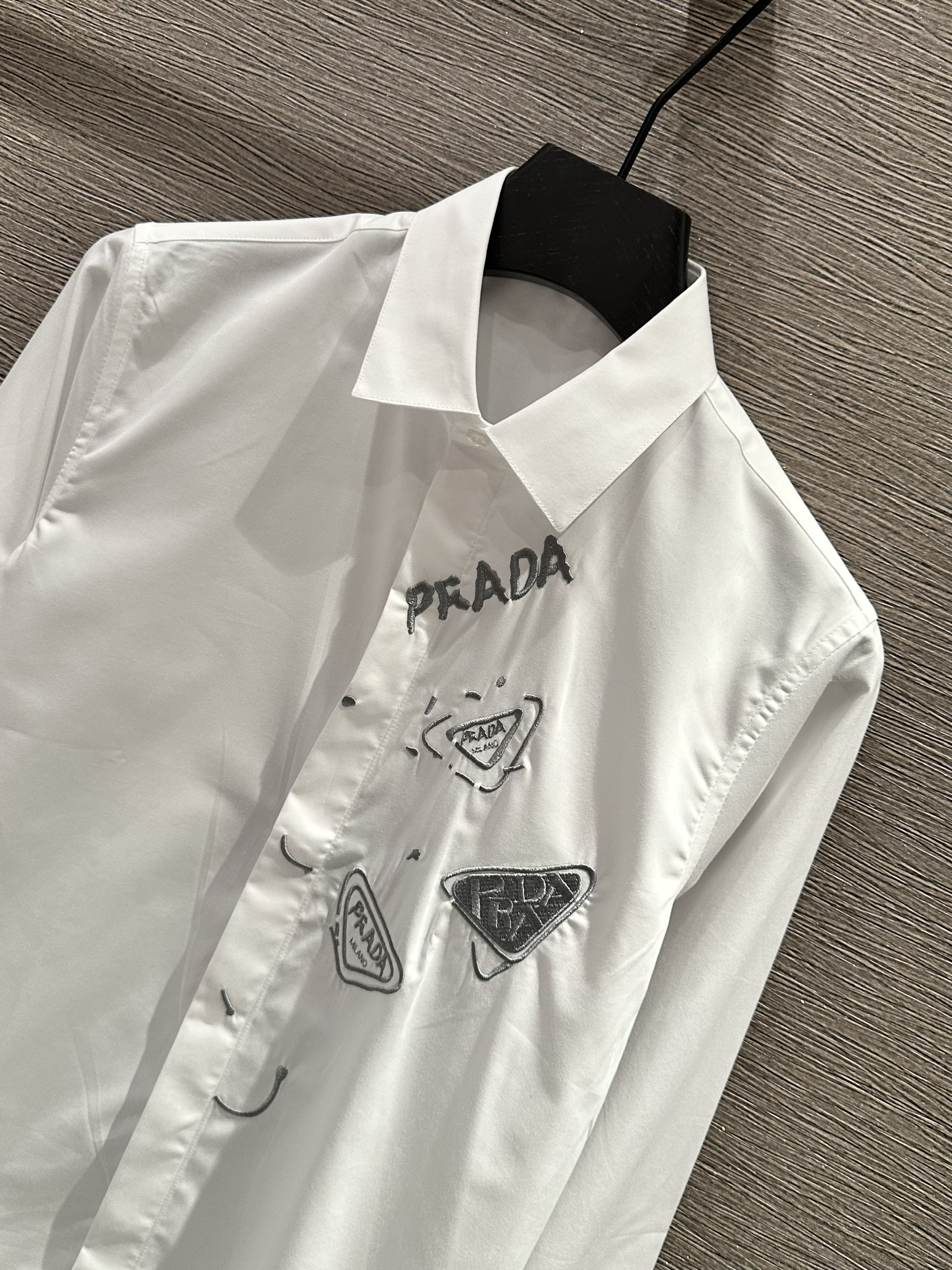 Áo sơ mi dài tay Prada P Trắng logo chữ tag tam giác Xám thêu ngực Like Auth on web VTN
