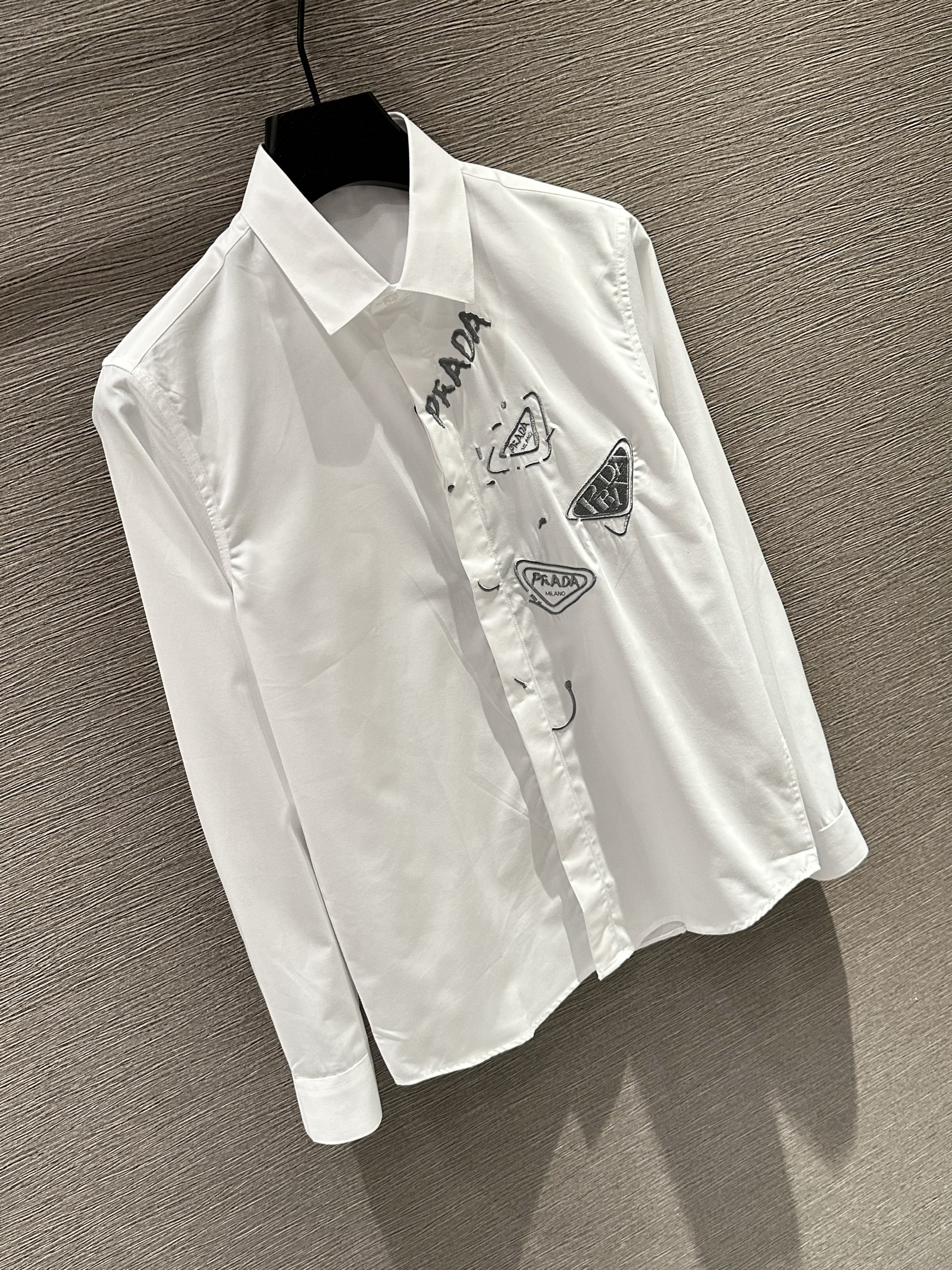 Áo sơ mi dài tay Prada P Trắng logo chữ tag tam giác Xám thêu ngực Like Auth on web VTN