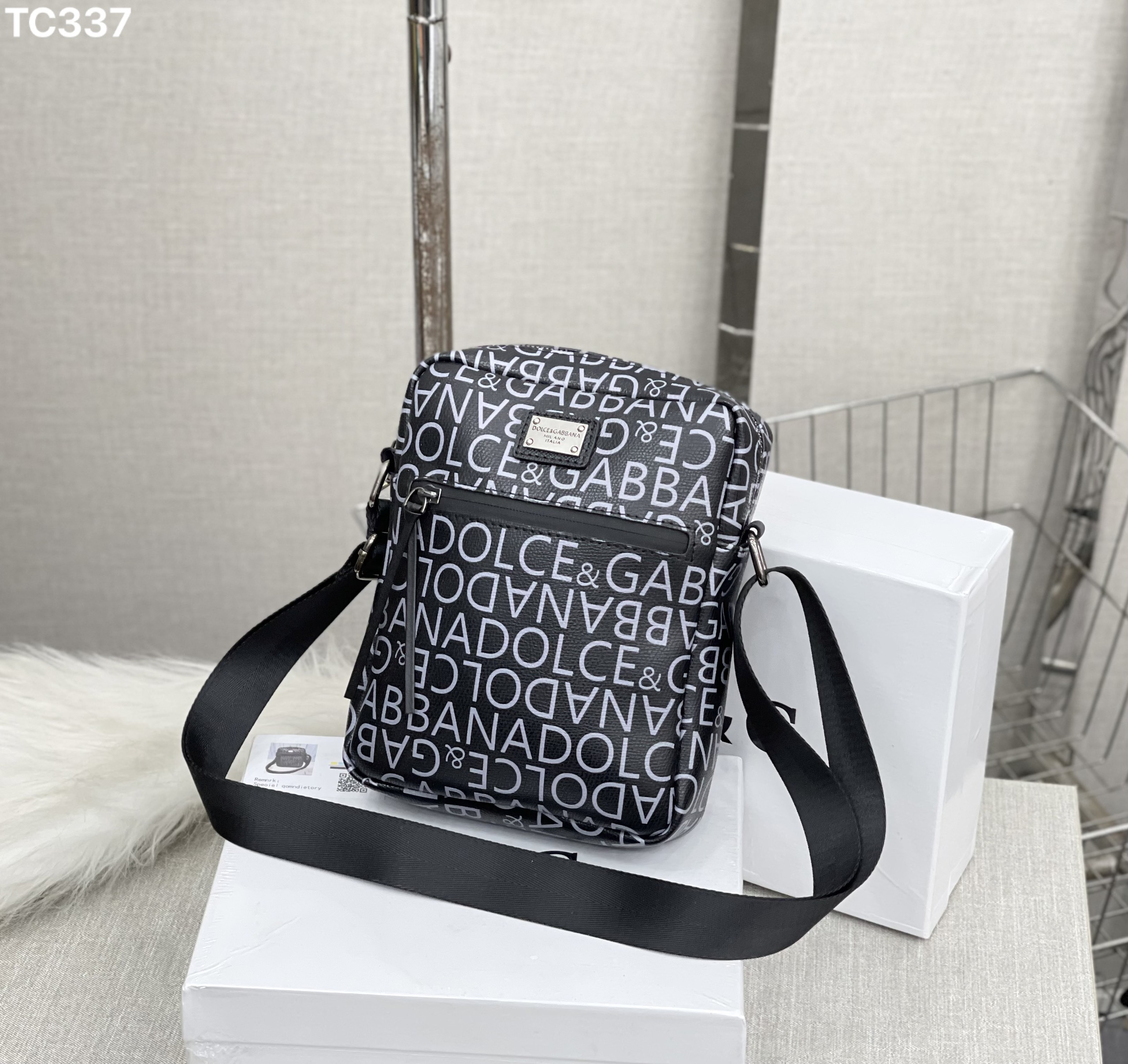 Túi mini đeo chéo Dolce Gabbana DG Đen họa tiết logo chữ Trắng full Like Auth on web fullbox bill thẻ MVT