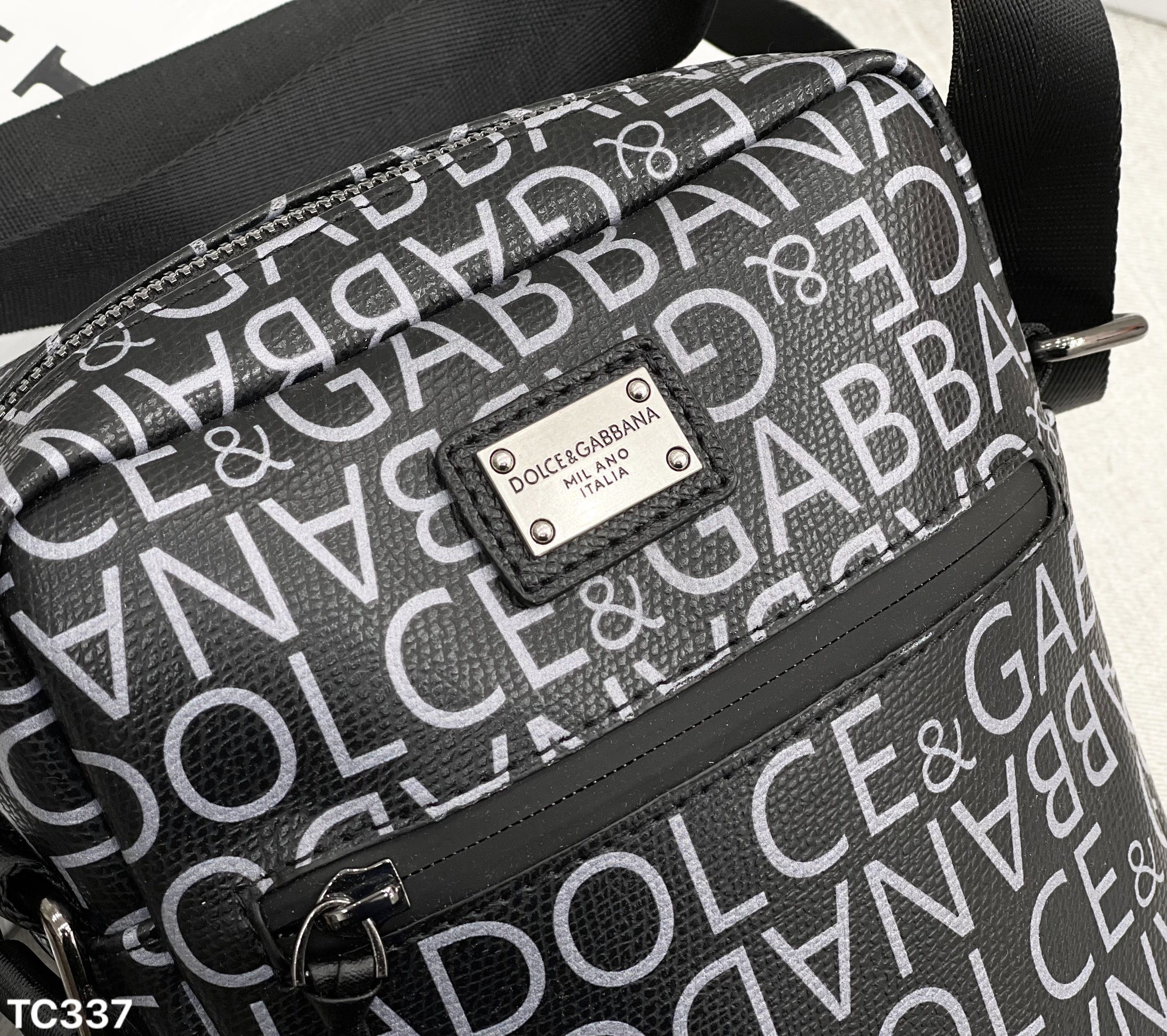 Túi mini đeo chéo Dolce Gabbana DG Đen họa tiết logo chữ Trắng full Like Auth on web fullbox bill thẻ MVT
