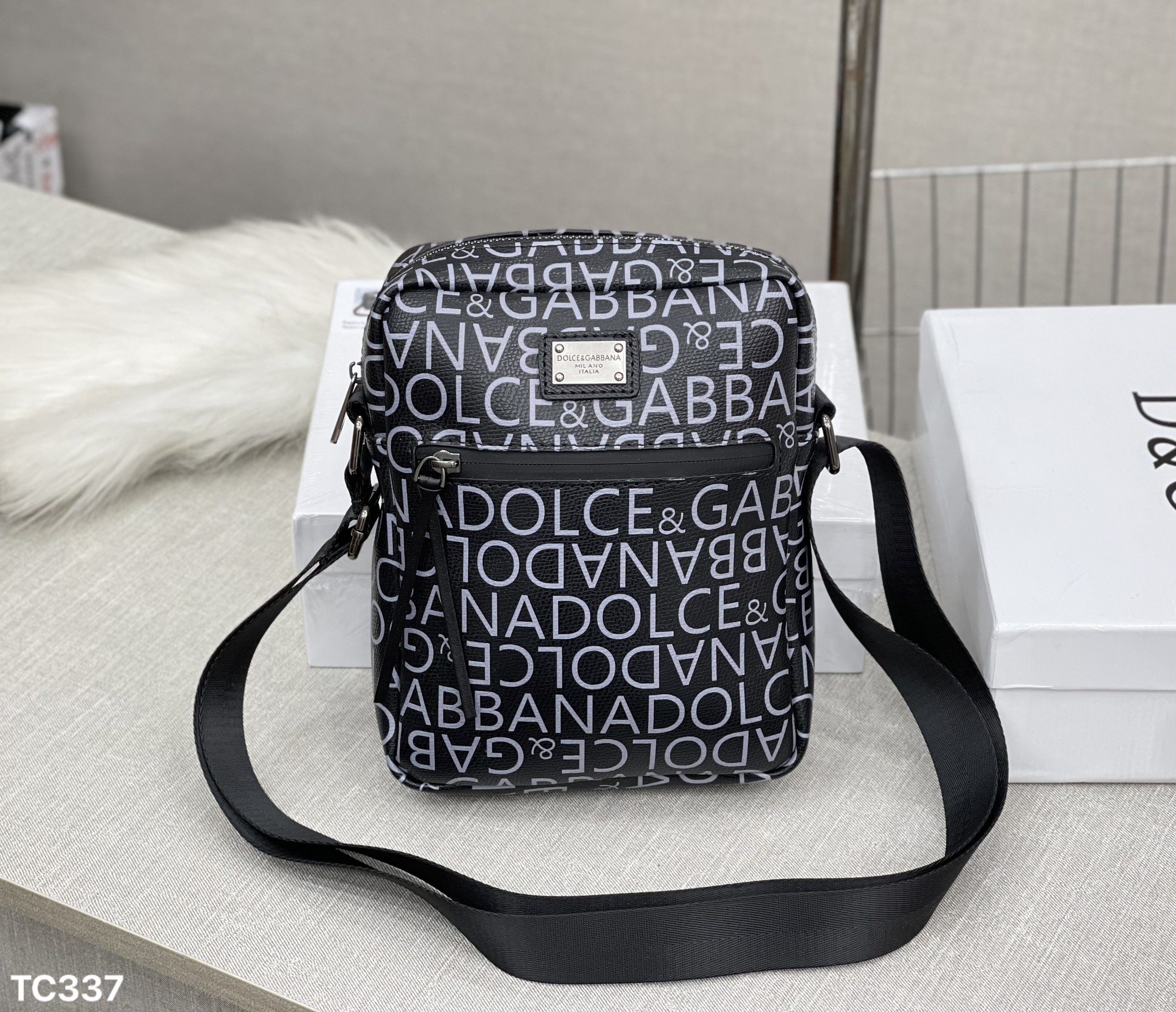 Túi mini đeo chéo Dolce Gabbana DG Đen họa tiết logo chữ Trắng full Like Auth on web fullbox bill thẻ MVT