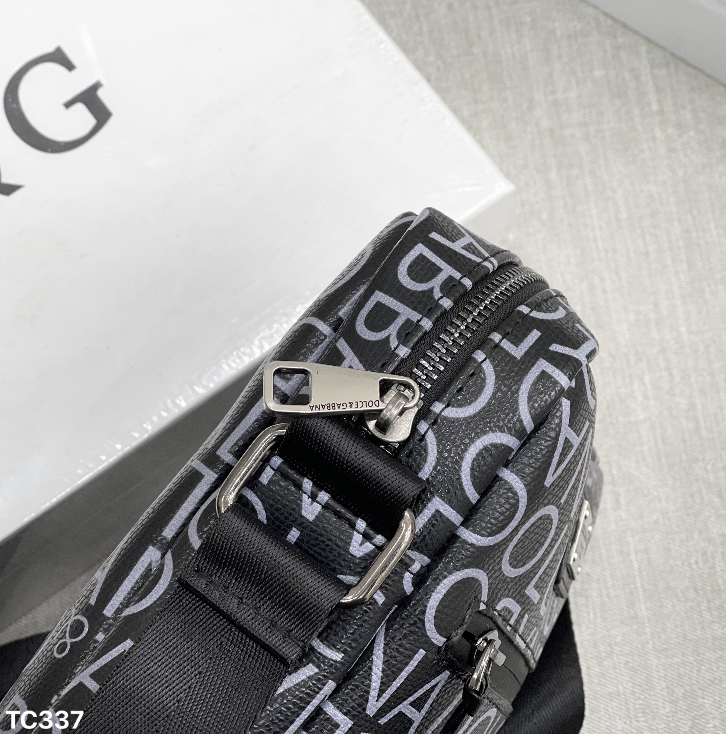 Túi mini đeo chéo Dolce Gabbana DG Đen họa tiết logo chữ Trắng full Like Auth on web fullbox bill thẻ MVT