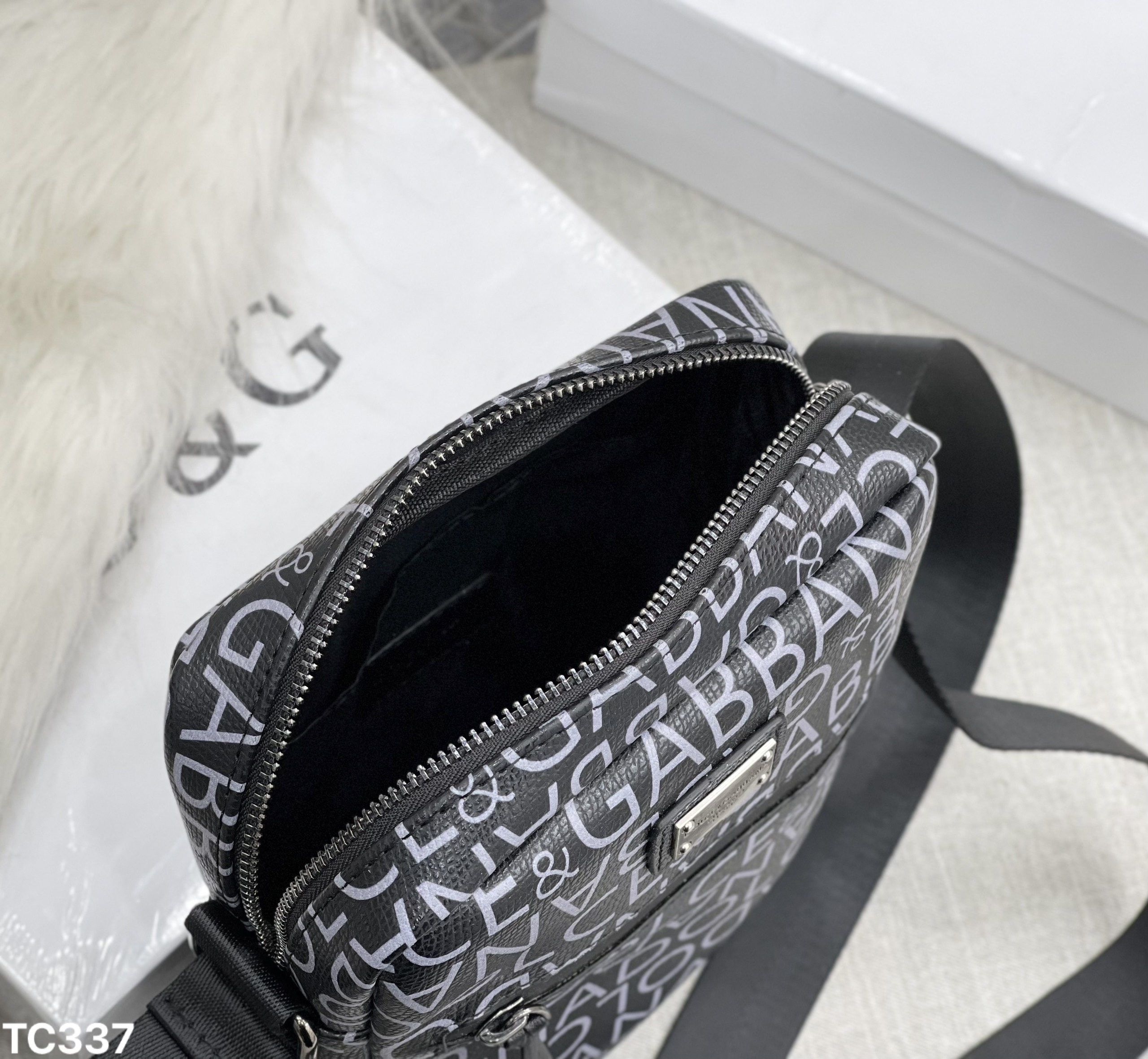 Túi mini đeo chéo Dolce Gabbana DG Đen họa tiết logo chữ Trắng full Like Auth on web fullbox bill thẻ MVT