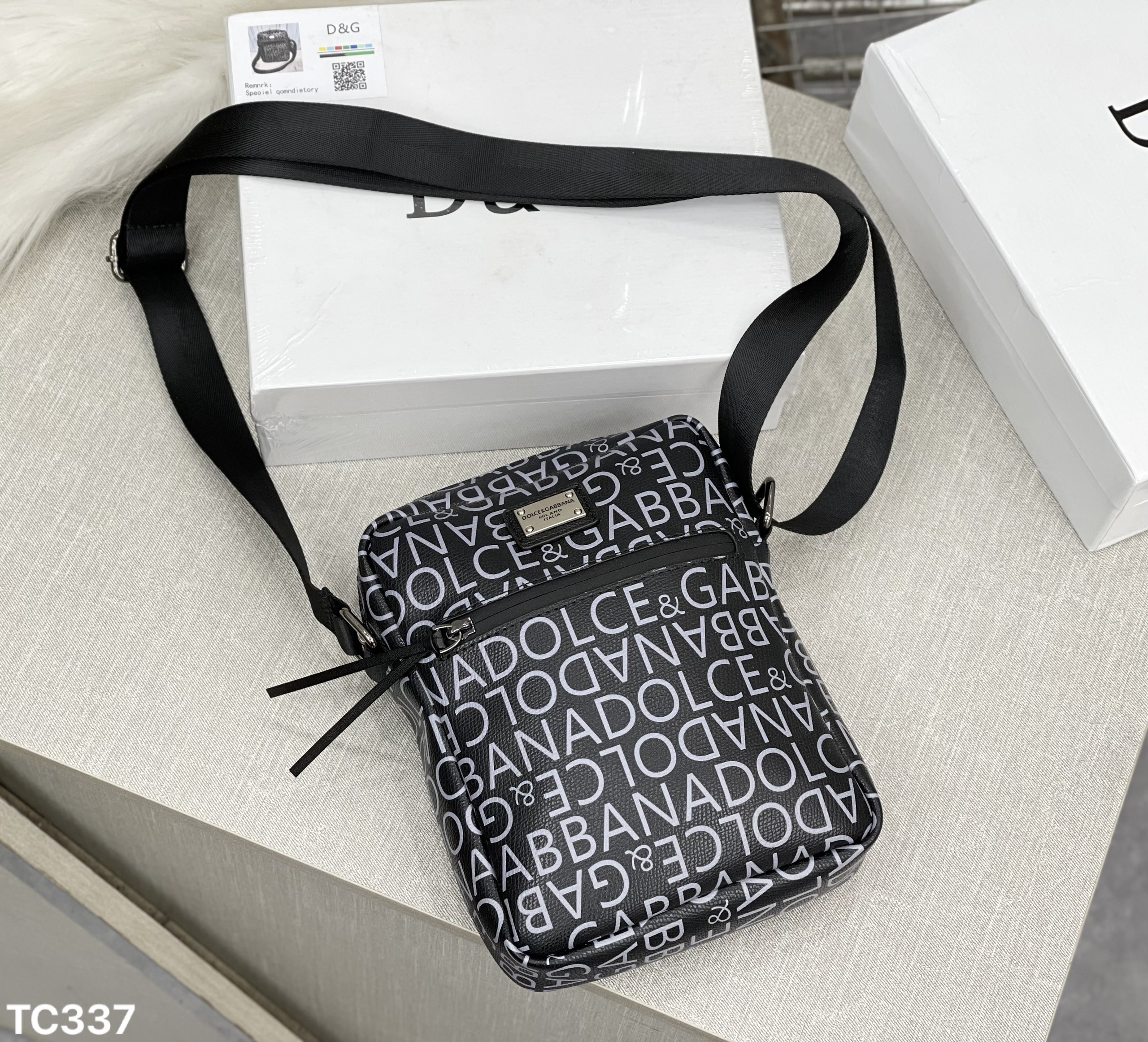 Túi mini đeo chéo Dolce Gabbana DG Đen họa tiết logo chữ Trắng full Like Auth on web fullbox bill thẻ MVT