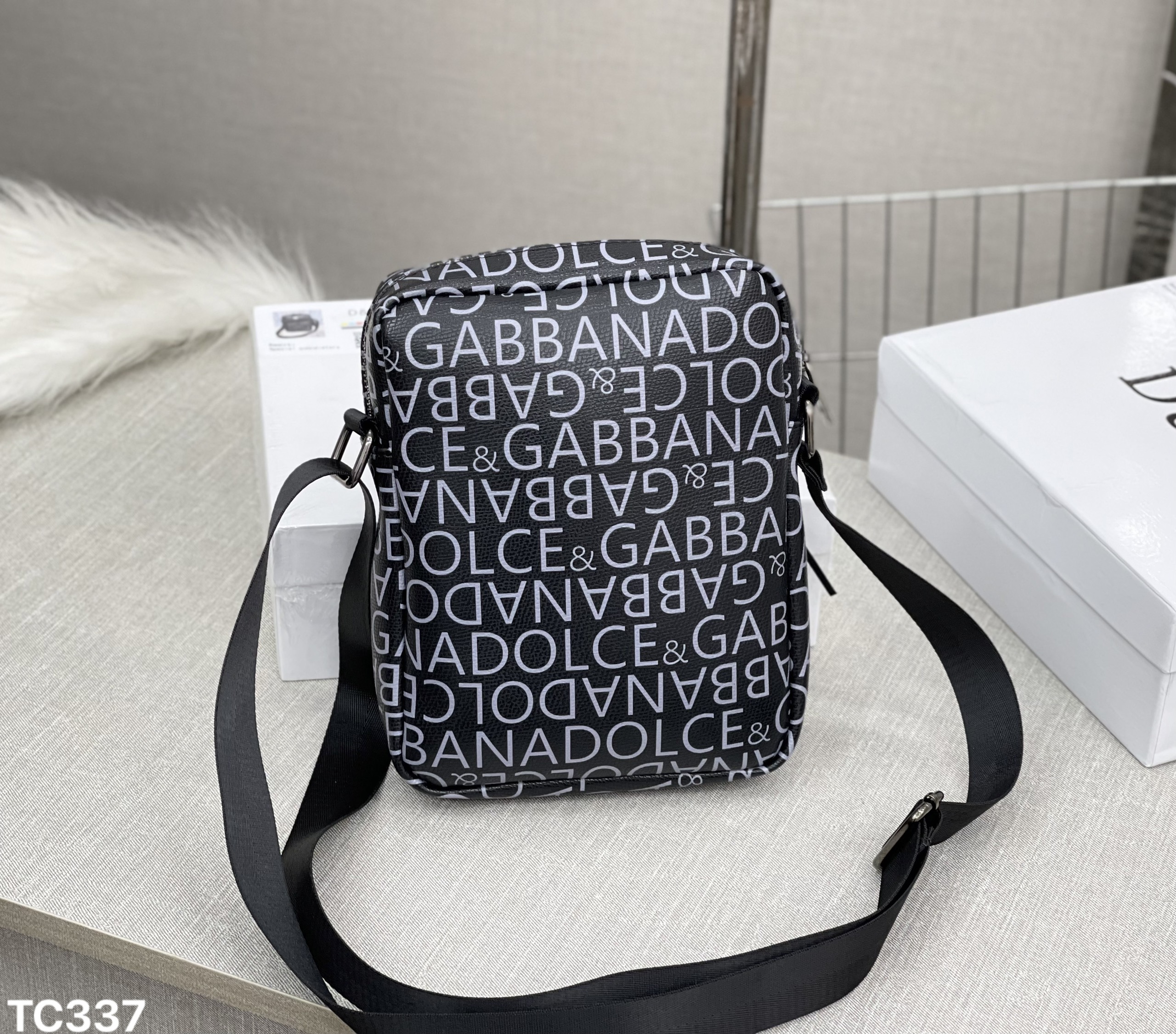 Túi mini đeo chéo Dolce Gabbana DG Đen họa tiết logo chữ Trắng full Like Auth on web fullbox bill thẻ MVT
