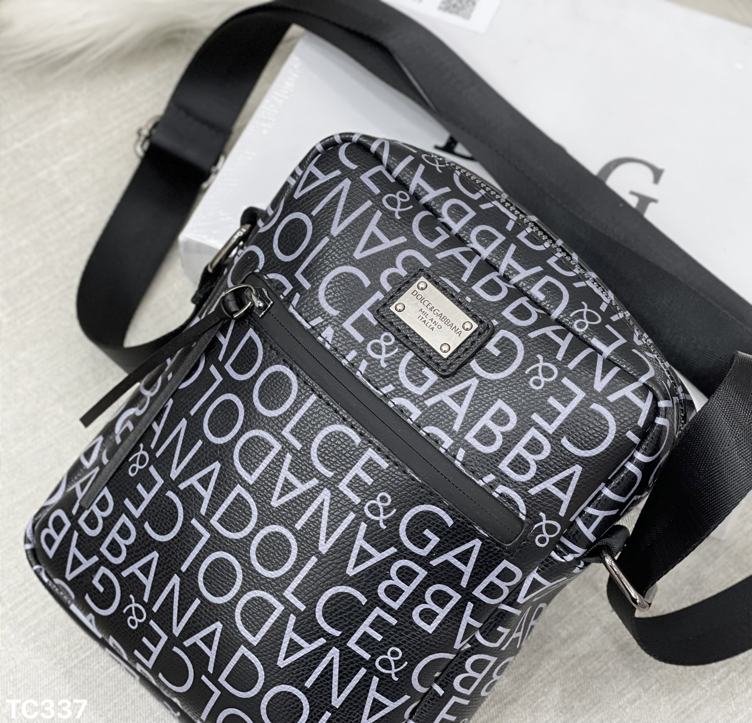 Túi mini đeo chéo Dolce Gabbana DG Đen họa tiết logo chữ Trắng full Like Auth on web fullbox bill thẻ MVT