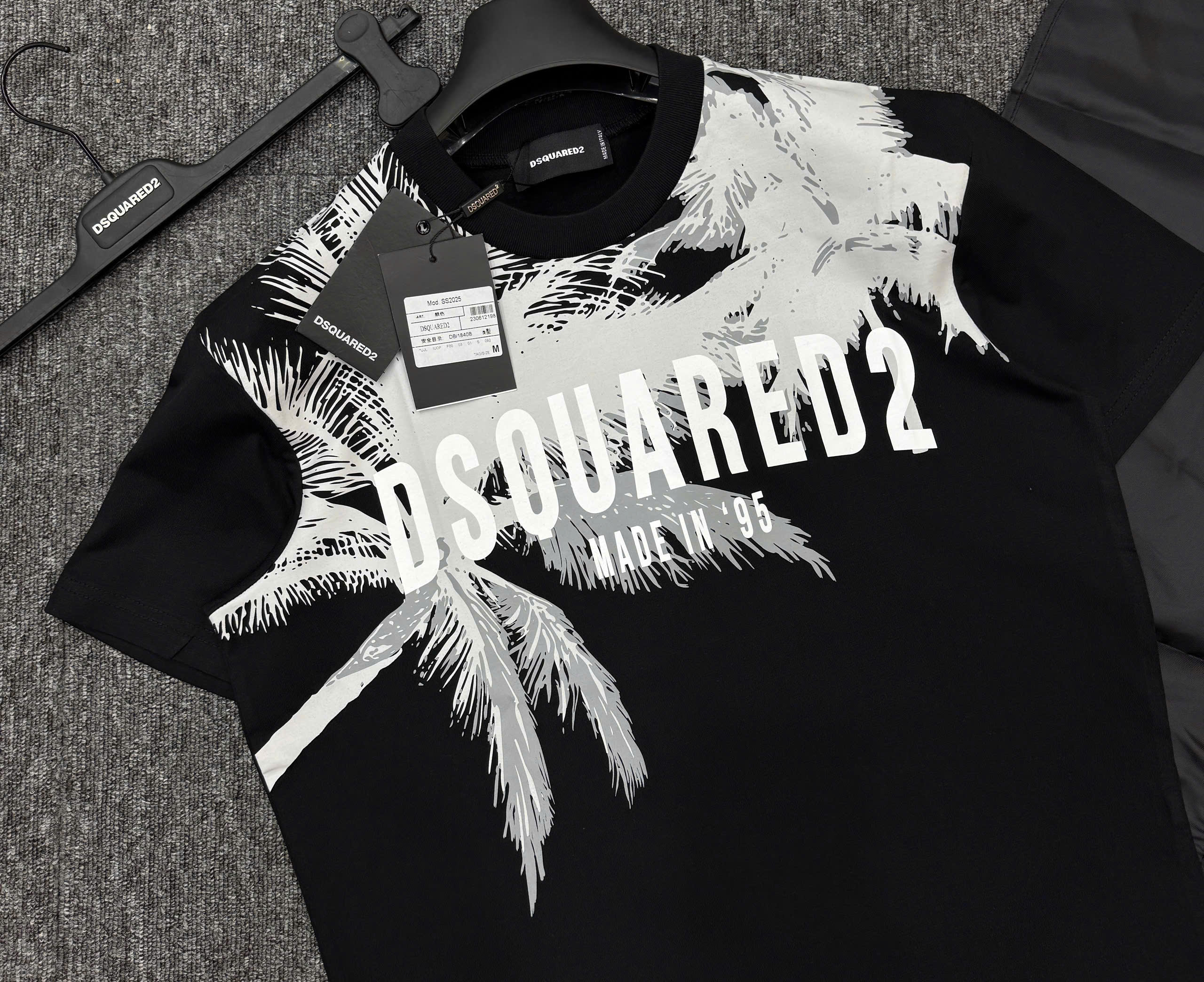 Áo phông T-shirt Dsquared2 DSQ2 họa tiết cây dừa logo chữ ngực Like Auth on web MK