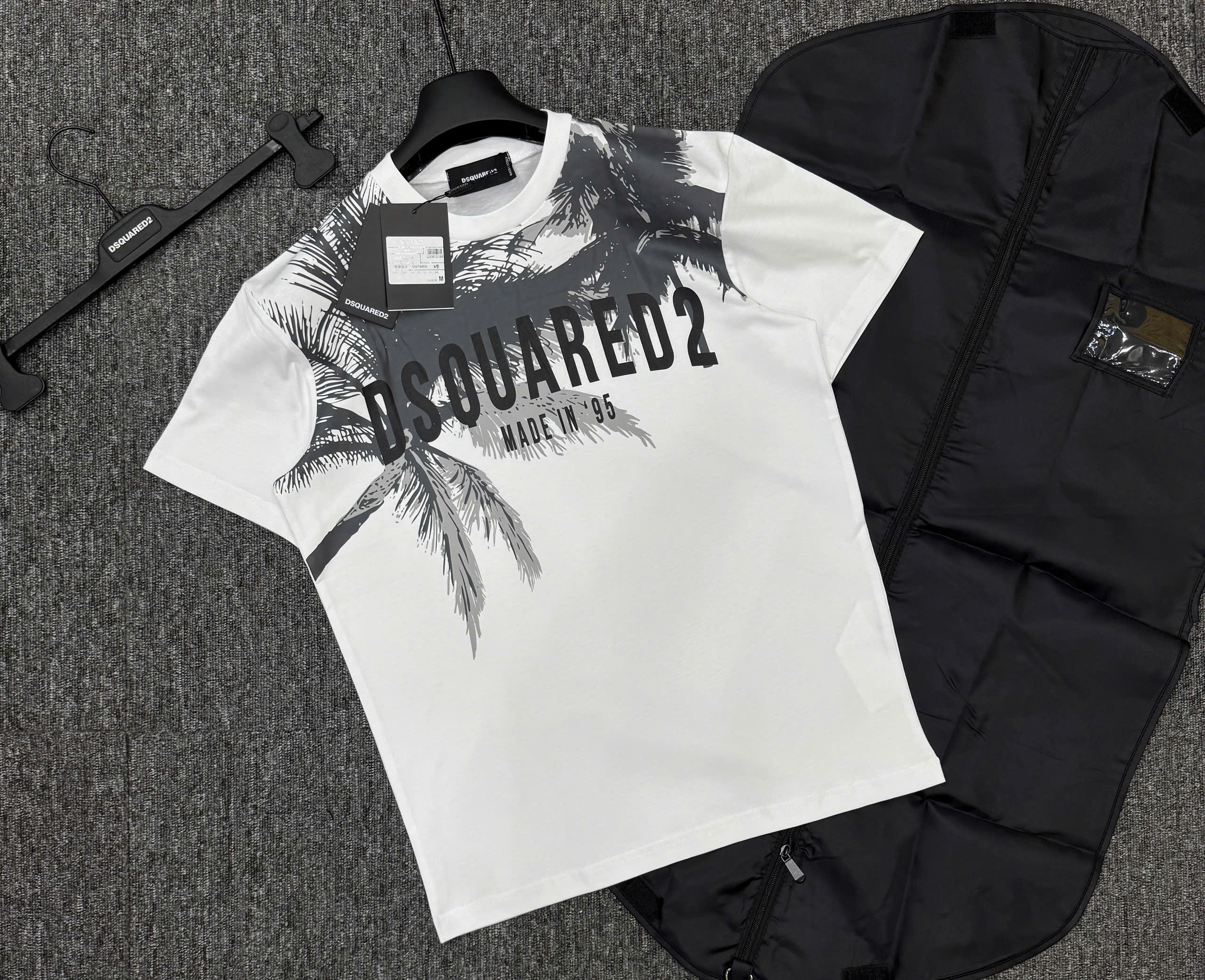 Áo phông T-shirt Dsquared2 DSQ2 họa tiết cây dừa logo chữ ngực Like Auth on web MK