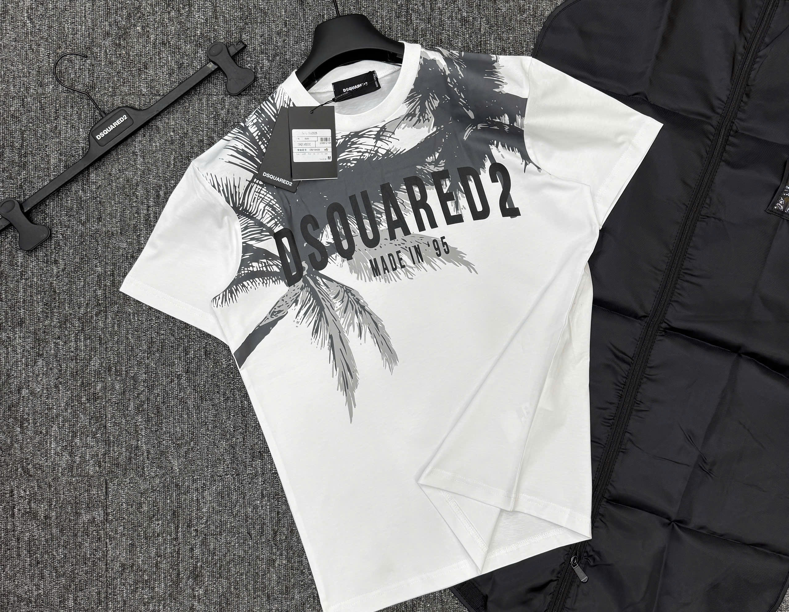 Áo phông T-shirt Dsquared2 DSQ2 họa tiết cây dừa logo chữ ngực Like Auth on web MK