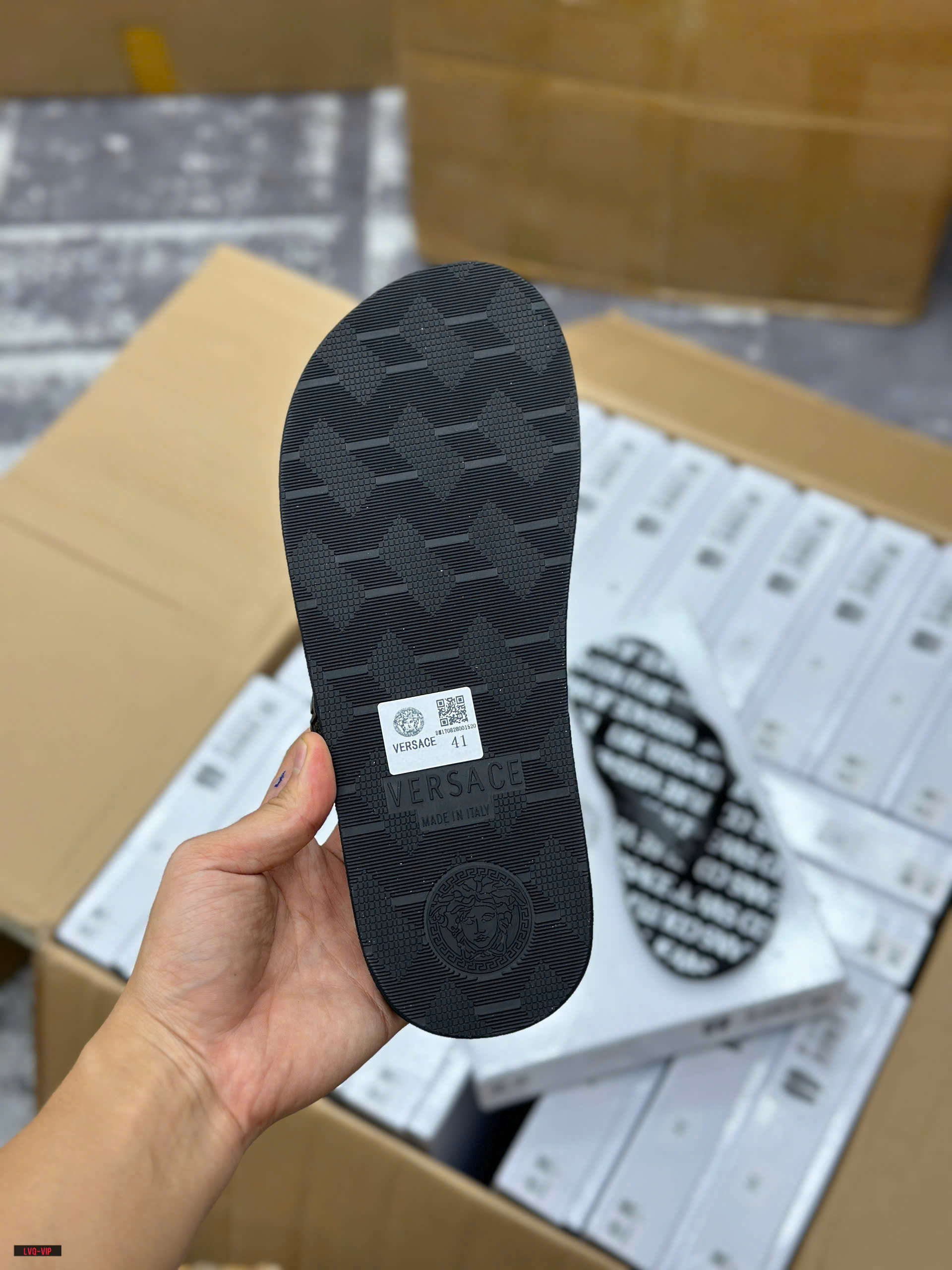 Dép tông, xỏ ngón Versace VS Đen họa tiết logo chữ Trắng full đế Like Auth on web fullbox bill thẻ LVQ