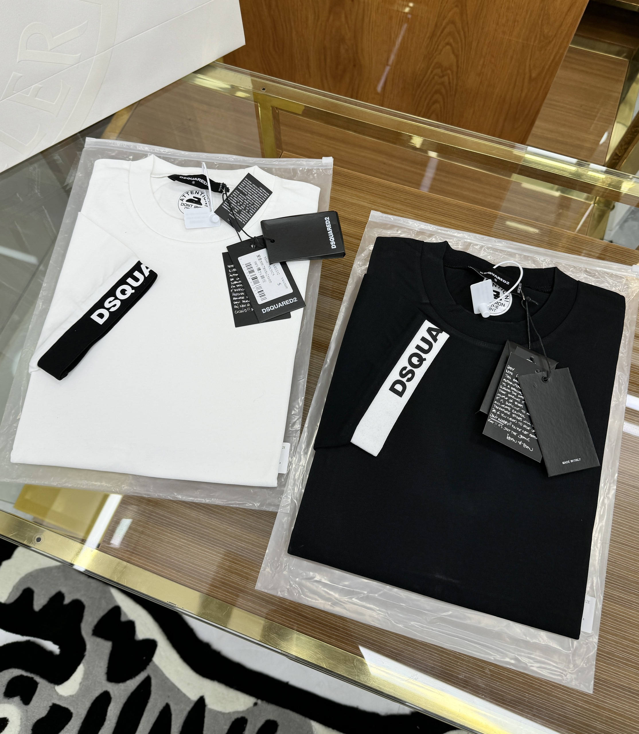 Áo phông T-shirt Dsquared2 DSQ2 logo chữ cạp Like Auth on web CD