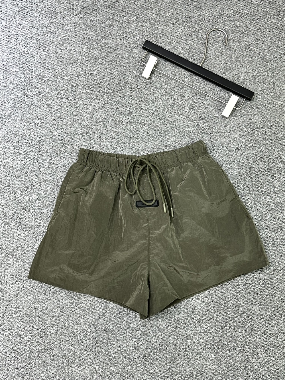 Quần short gió Essentials Xanh rêu bóng trơn logo tag chữ nổi Like Auth 1-1 on web VTN